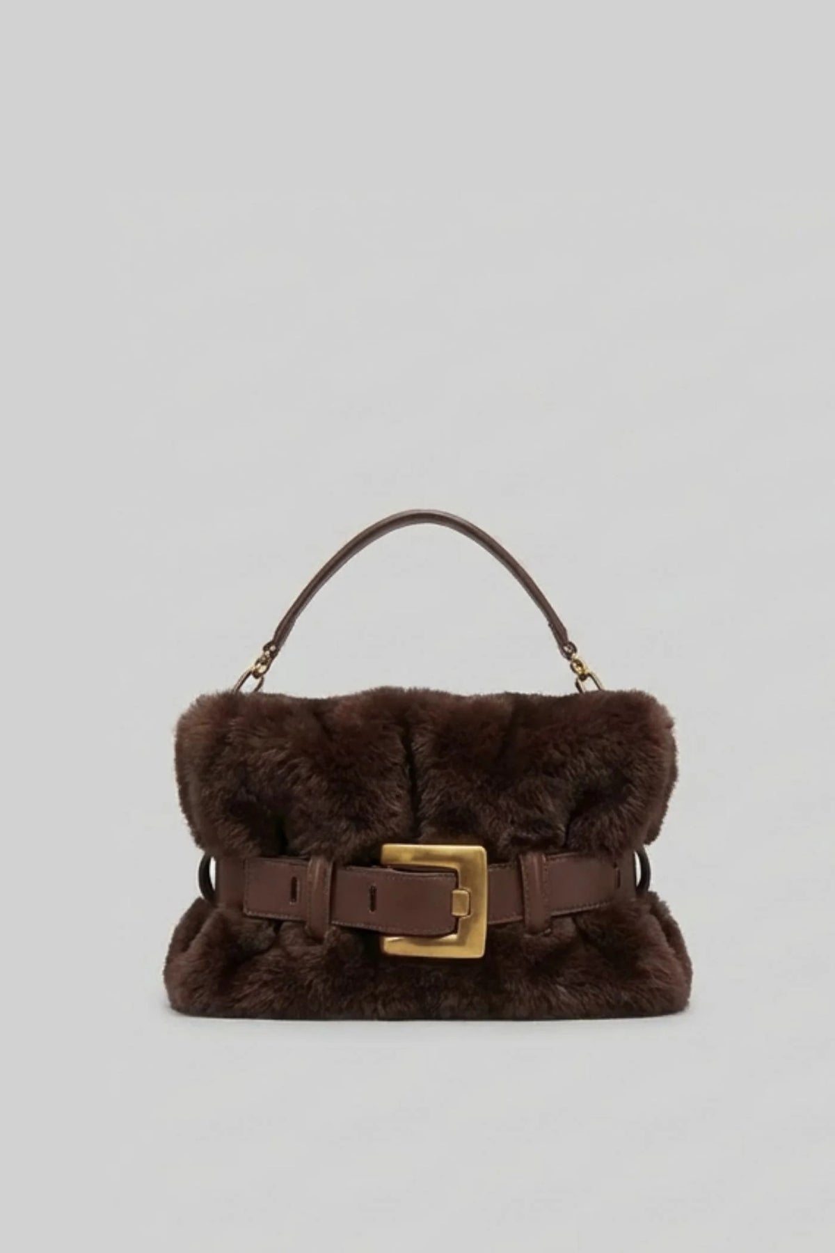 BOLSO DE MANO CON PELO SINTÉTICO Y HEBILLA DECORATIVA - MARRÓN