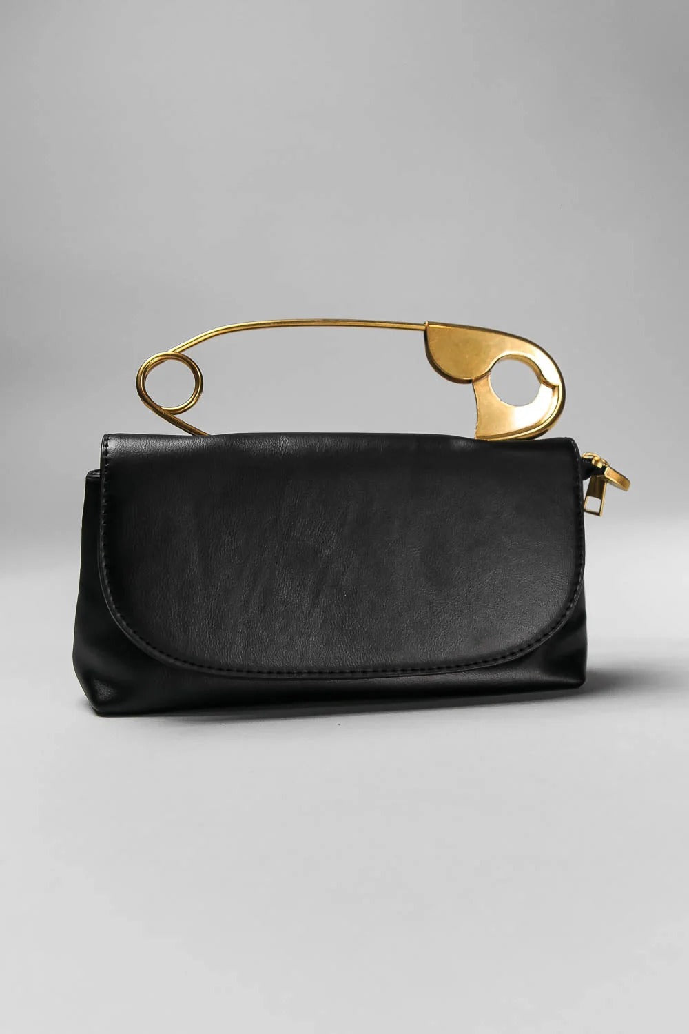 BOLSO CON CIERRE METÁLICO DECORATIVO Y CORREA DE HOMBRO - NEGRO