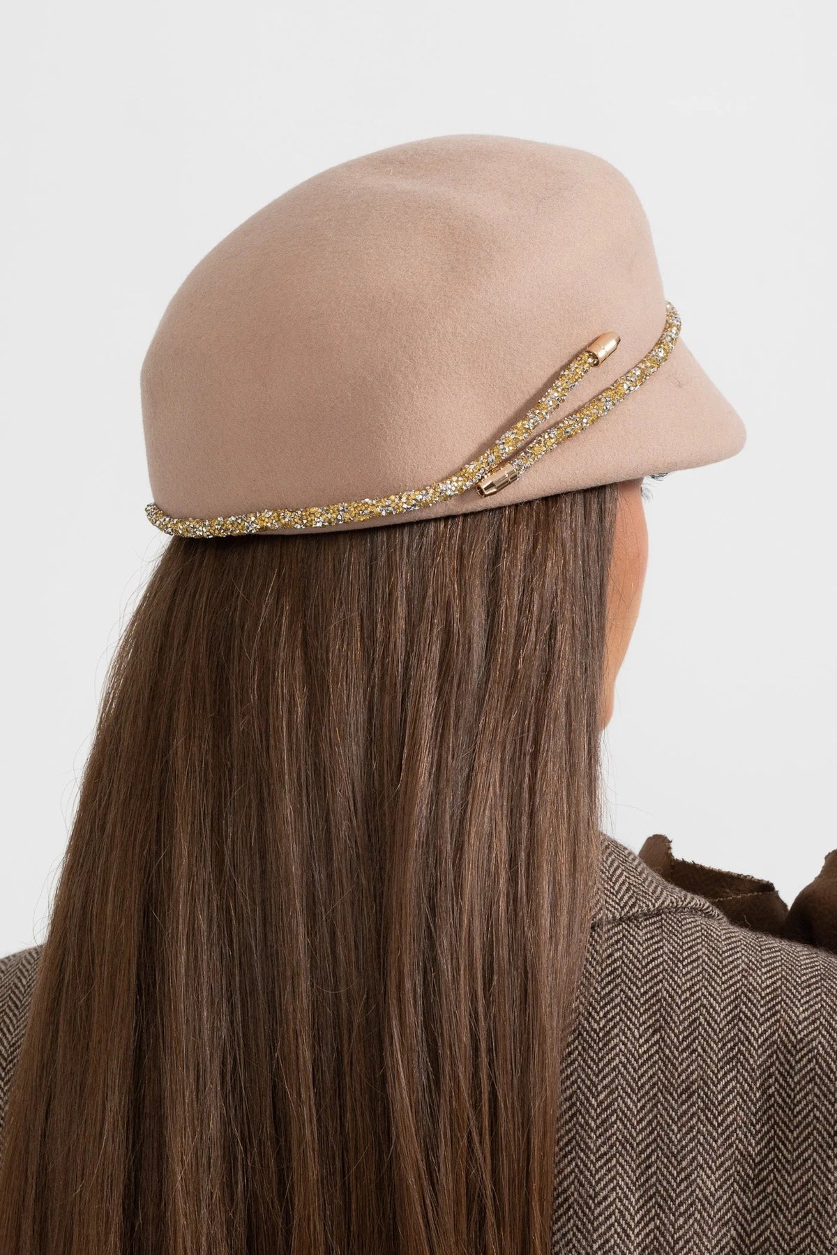 SOMBRERO DE ALA CORTA CON DETALLE DECORATIVO - BEIGE