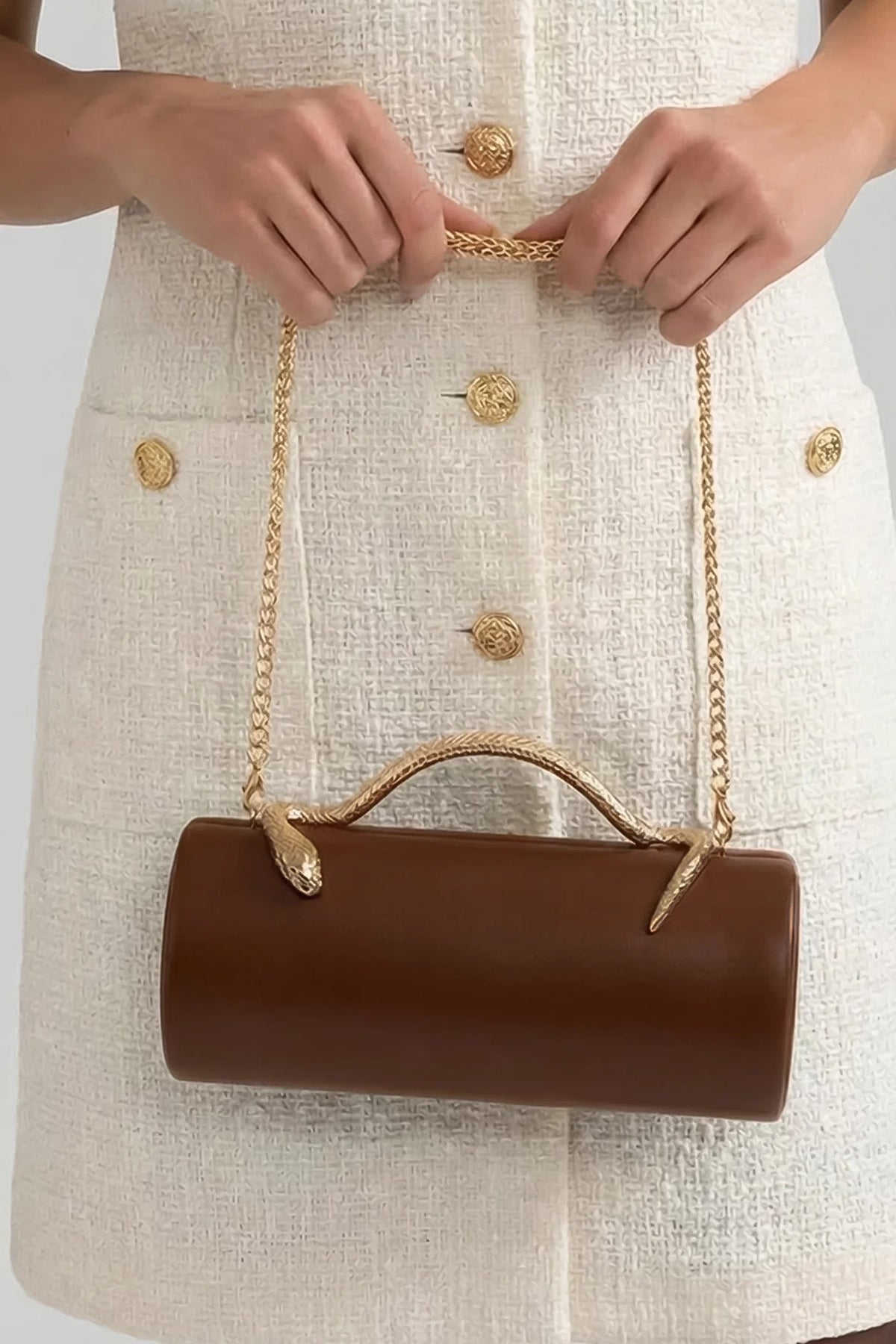 BOLSO DE MANO ESTRUCTURADO CON ASA DE SERPIENTE Y CADENA DORADA - MARRÓN