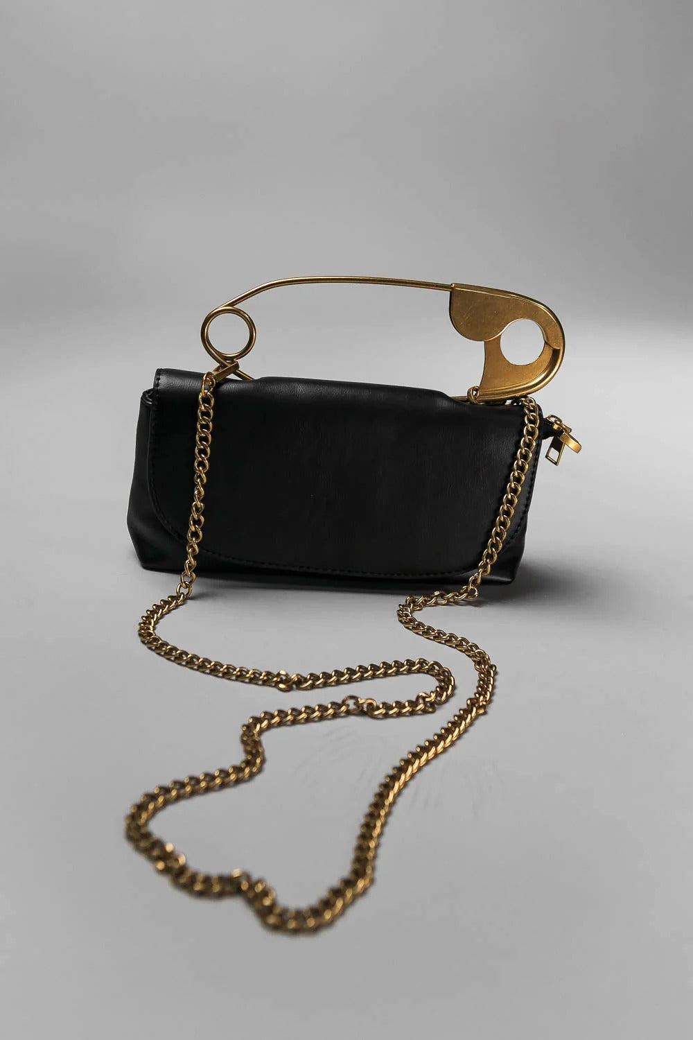 BOLSO CON CIERRE METÁLICO DECORATIVO Y CORREA DE HOMBRO - NEGRO