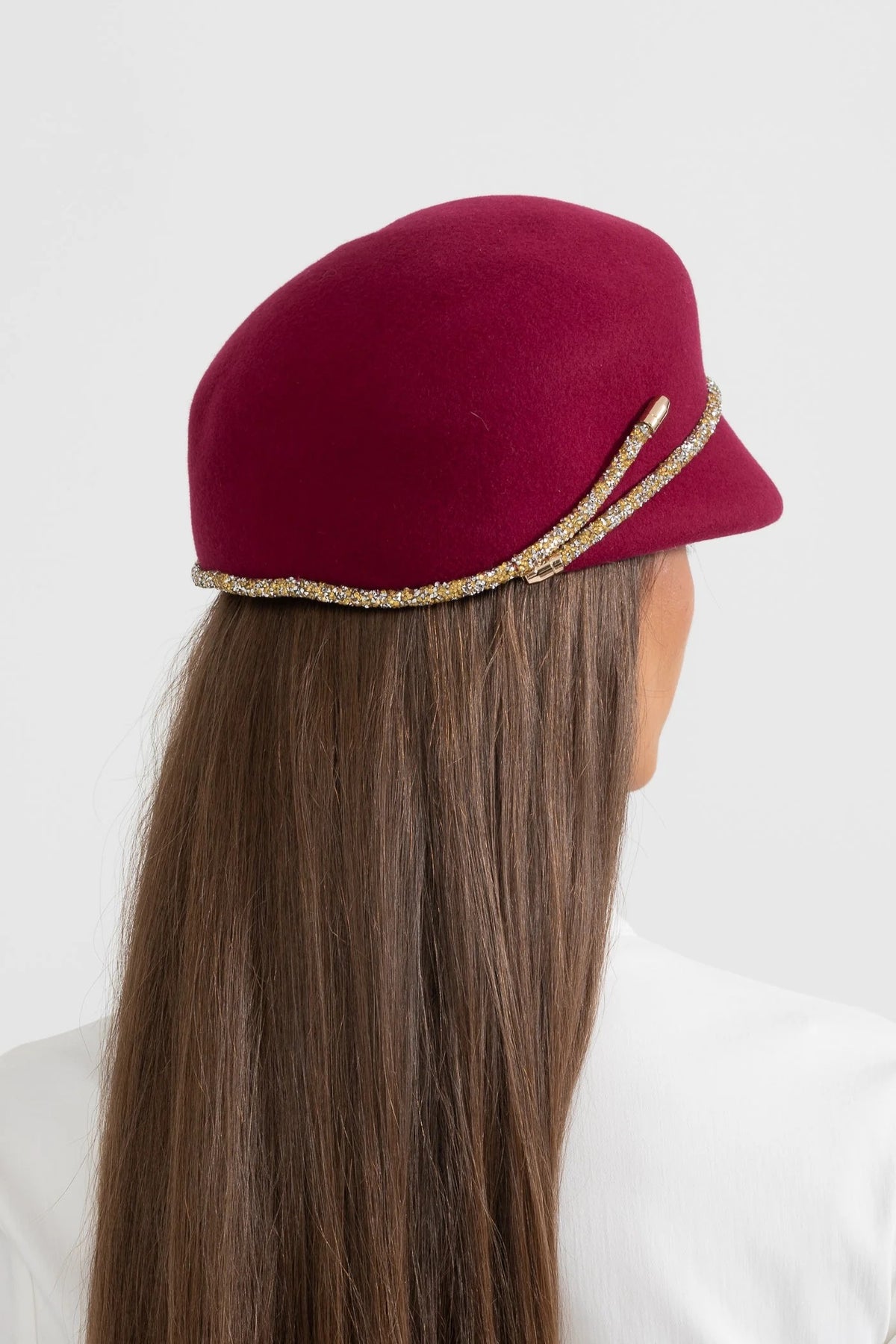 SOMBRERO DE ALA CORTA CON DETALLE DECORATIVO - GRANATE