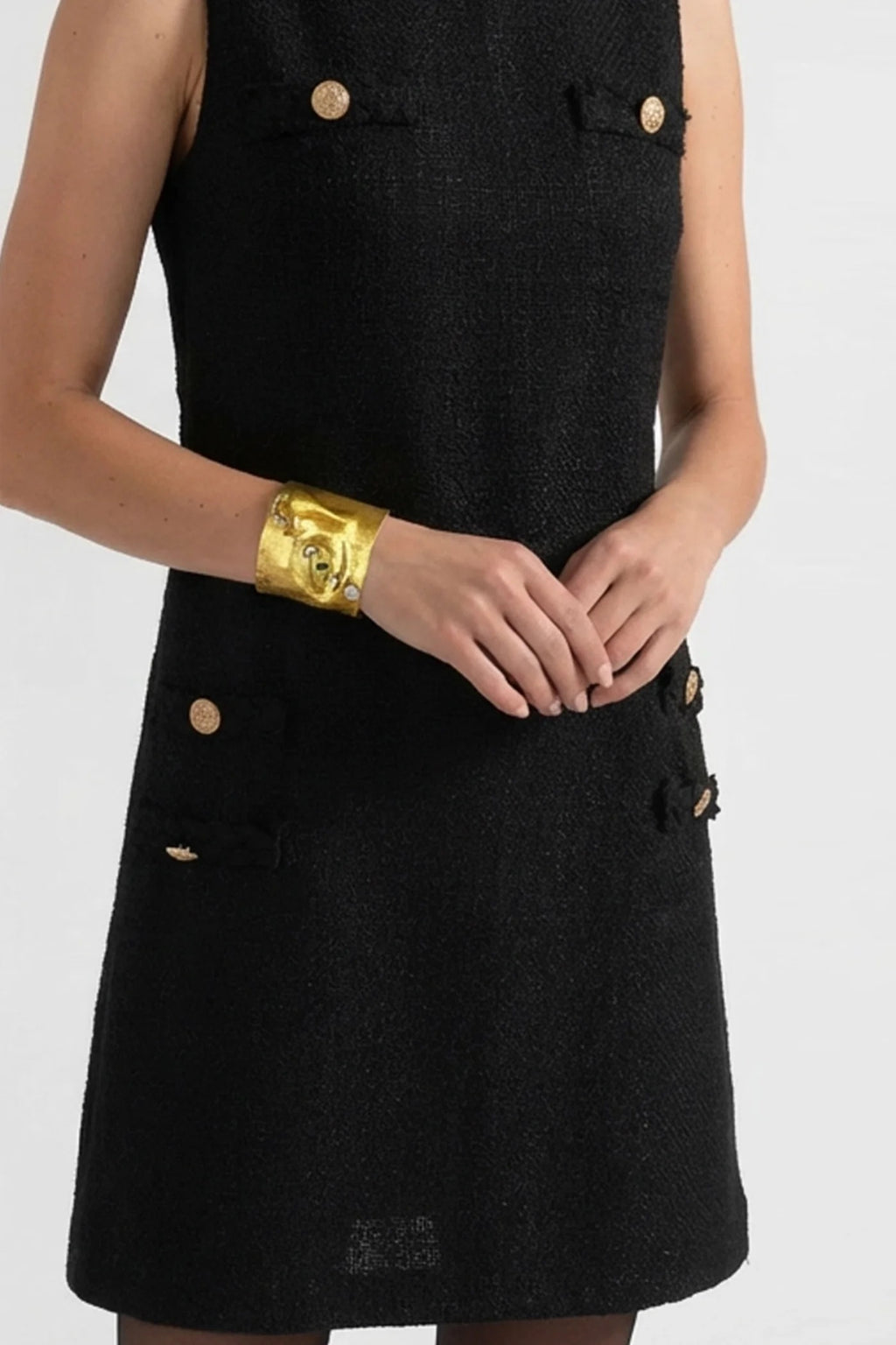 PULSERA RÍGIDA MARTILLADA CON PEDRERÍA - ORO