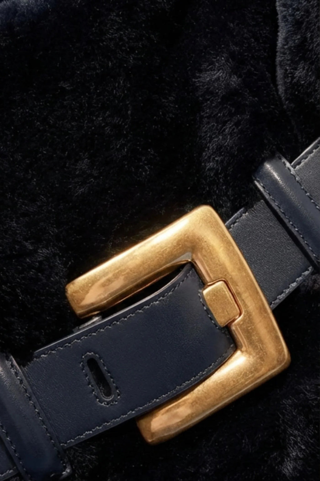 BOLSO DE MANO CON PELO SINTÉTICO Y HEBILLA DECORATIVA - NEGRO