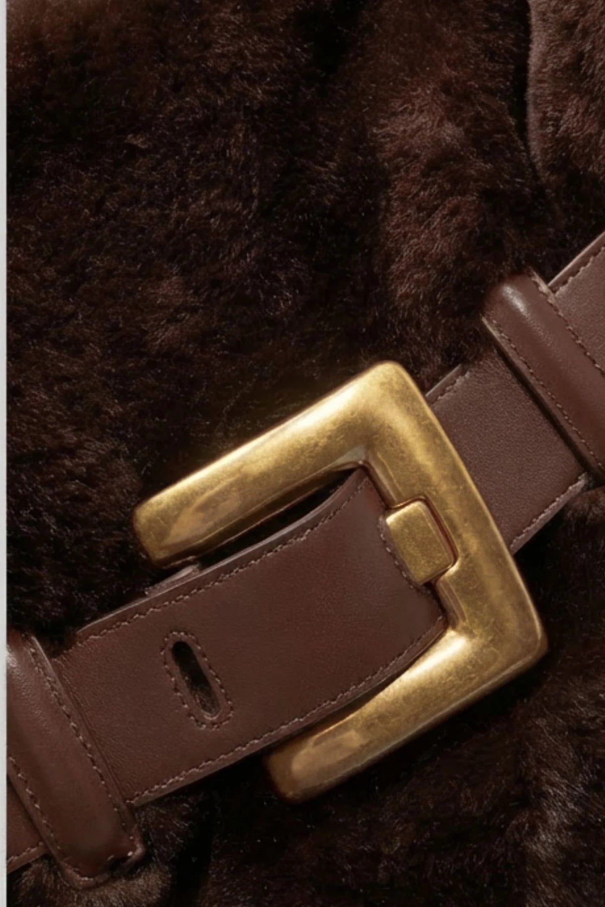 BOLSO DE MANO CON PELO SINTÉTICO Y HEBILLA DECORATIVA - MARRÓN