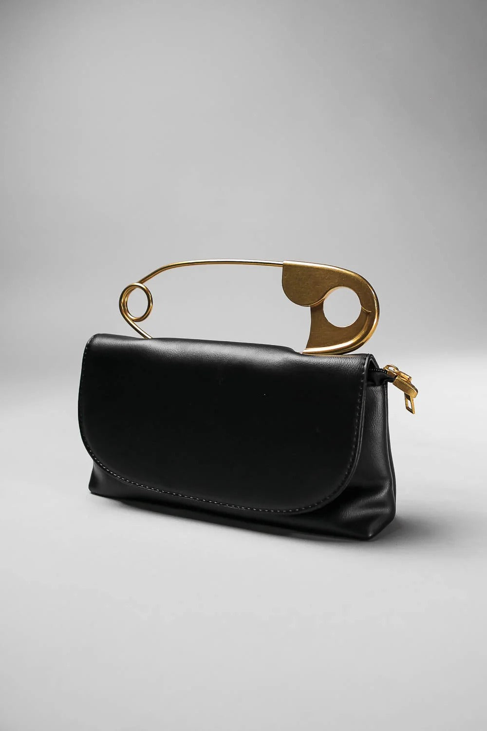BOLSO CON CIERRE METÁLICO DECORATIVO Y CORREA DE HOMBRO - NEGRO