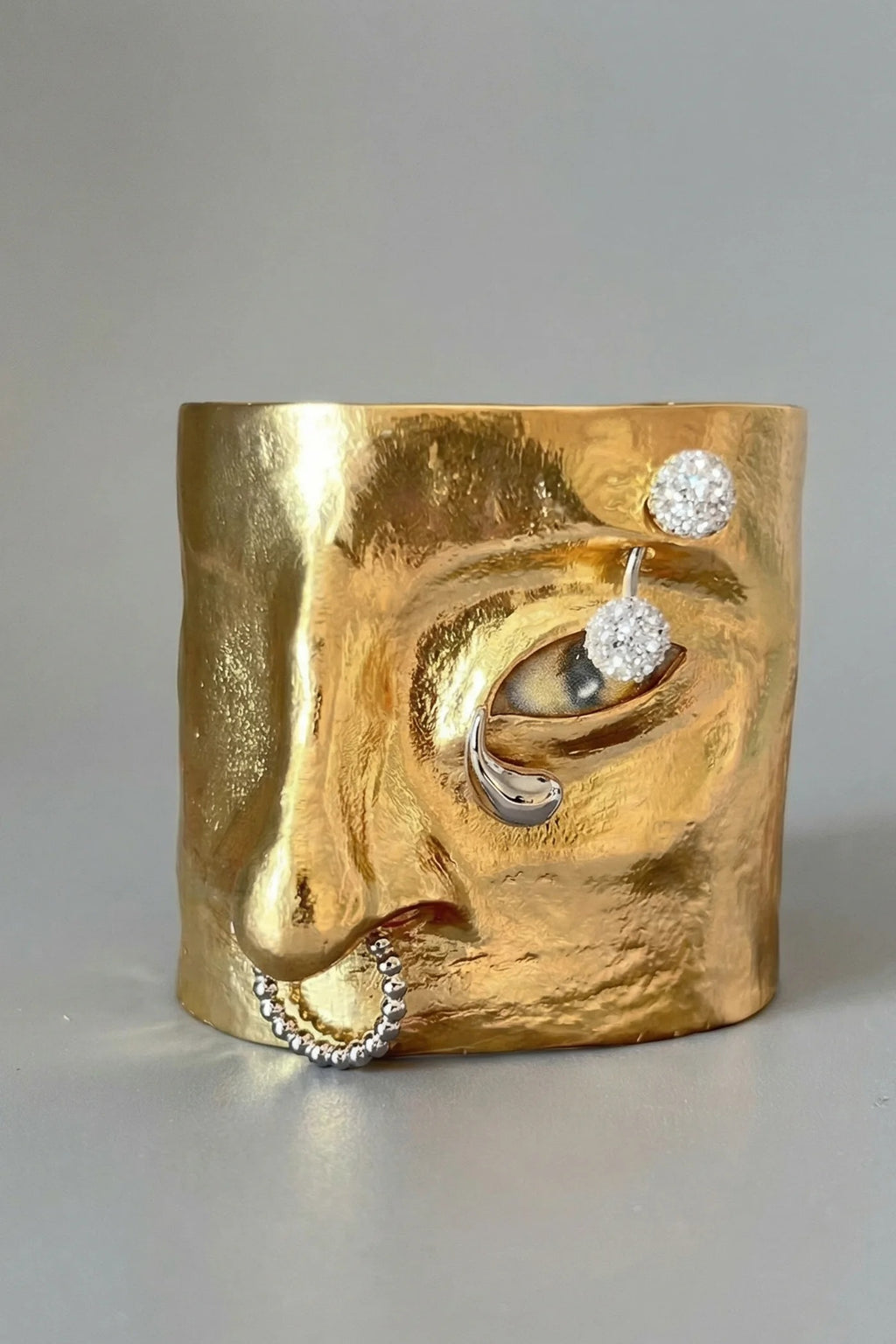 PULSERA RÍGIDA MARTILLADA CON PEDRERÍA - ORO