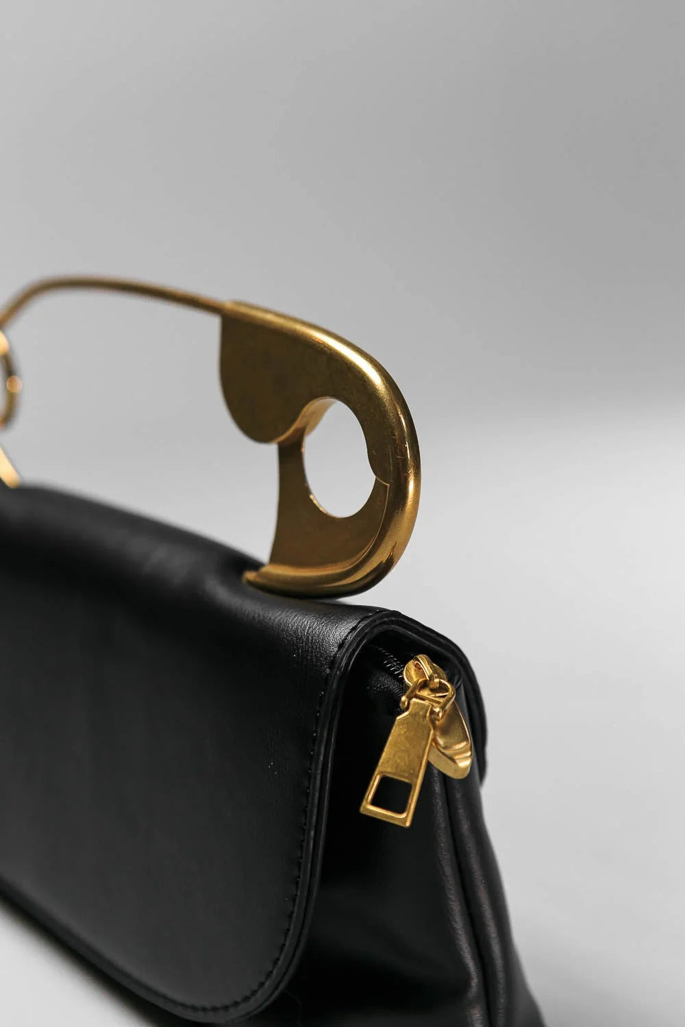 BOLSO CON CIERRE METÁLICO DECORATIVO Y CORREA DE HOMBRO - NEGRO