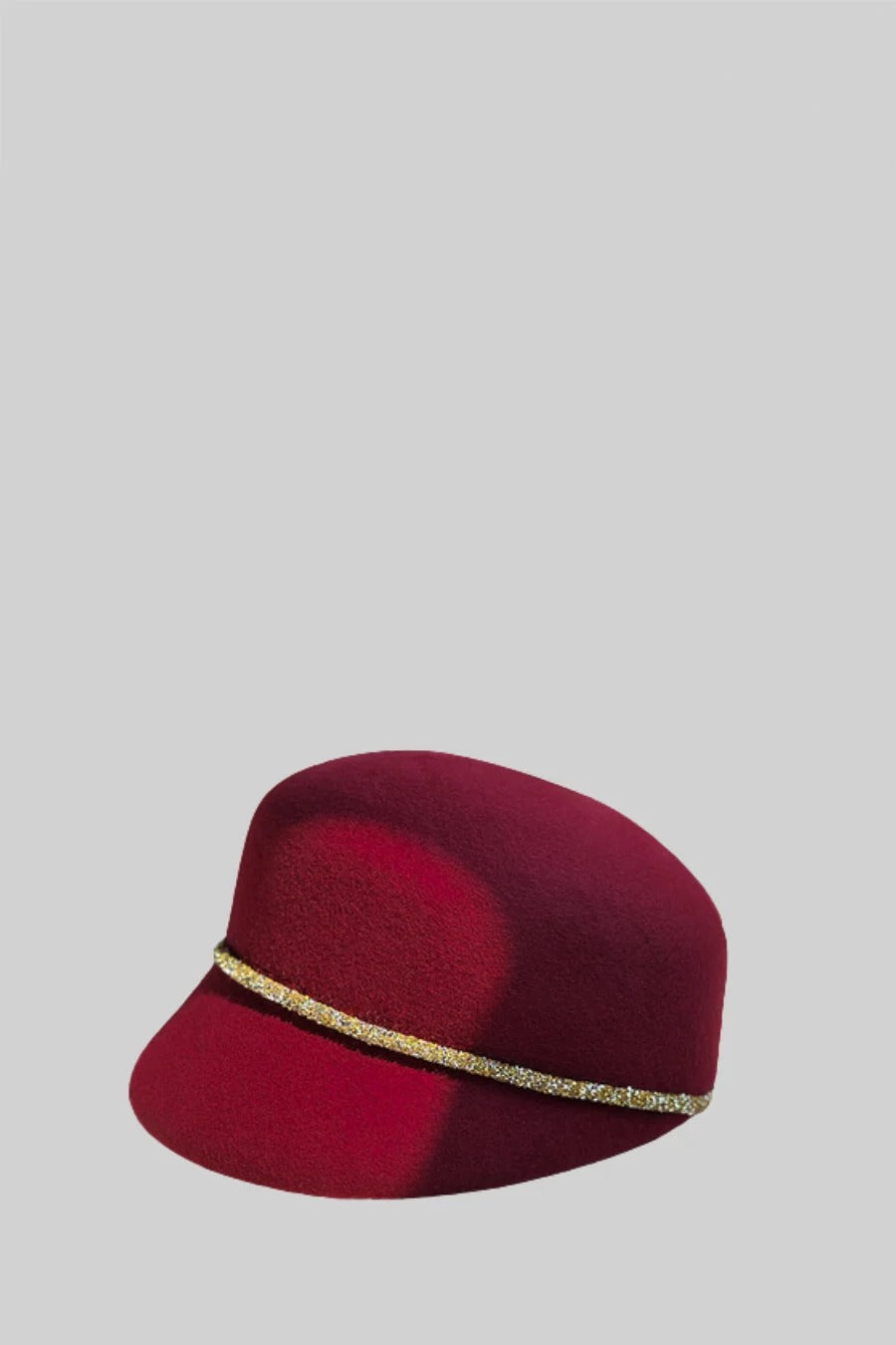 SOMBRERO DE ALA CORTA CON DETALLE DECORATIVO - GRANATE