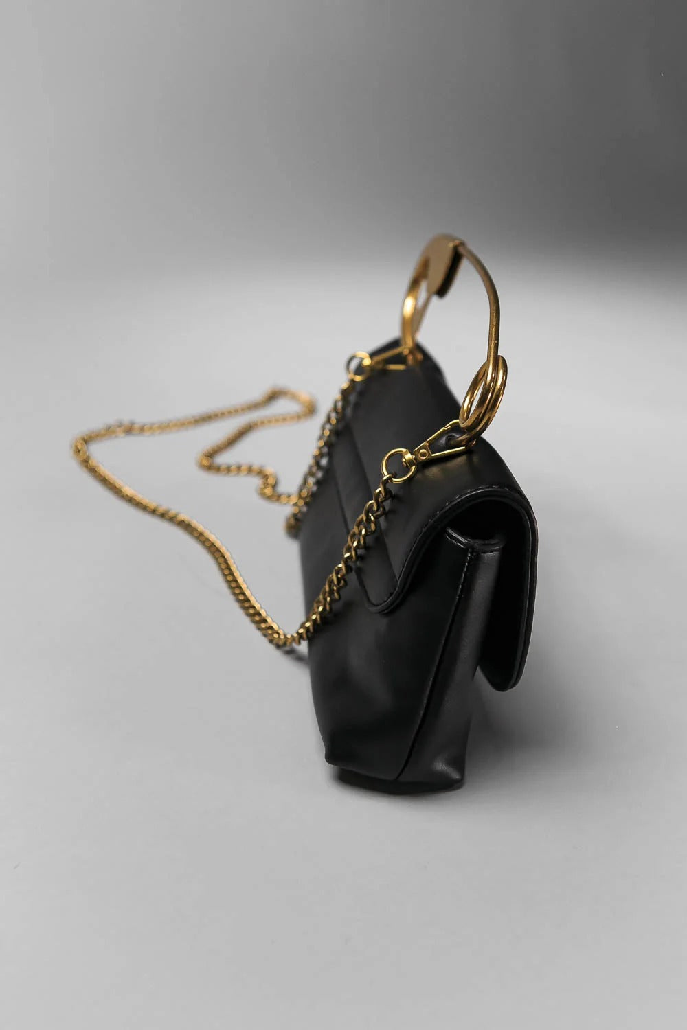 BOLSO CON CIERRE METÁLICO DECORATIVO Y CORREA DE HOMBRO - NEGRO