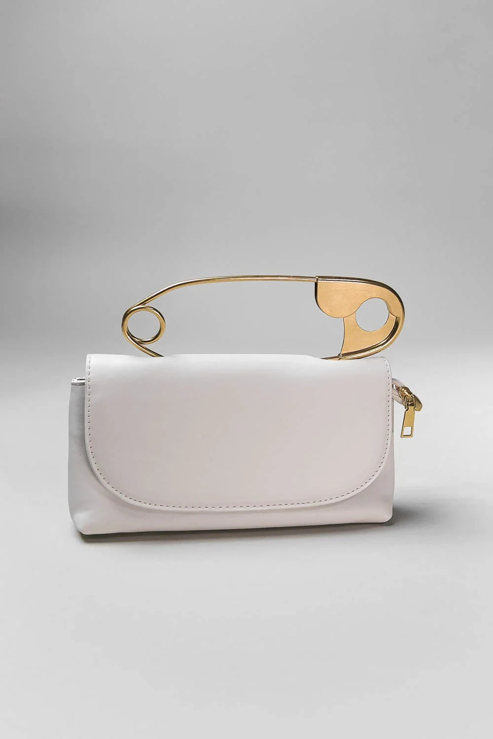 BOLSO CON CIERRE METÁLICO DECORATIVO Y CORREA DE HOMBRO - MARFIL
