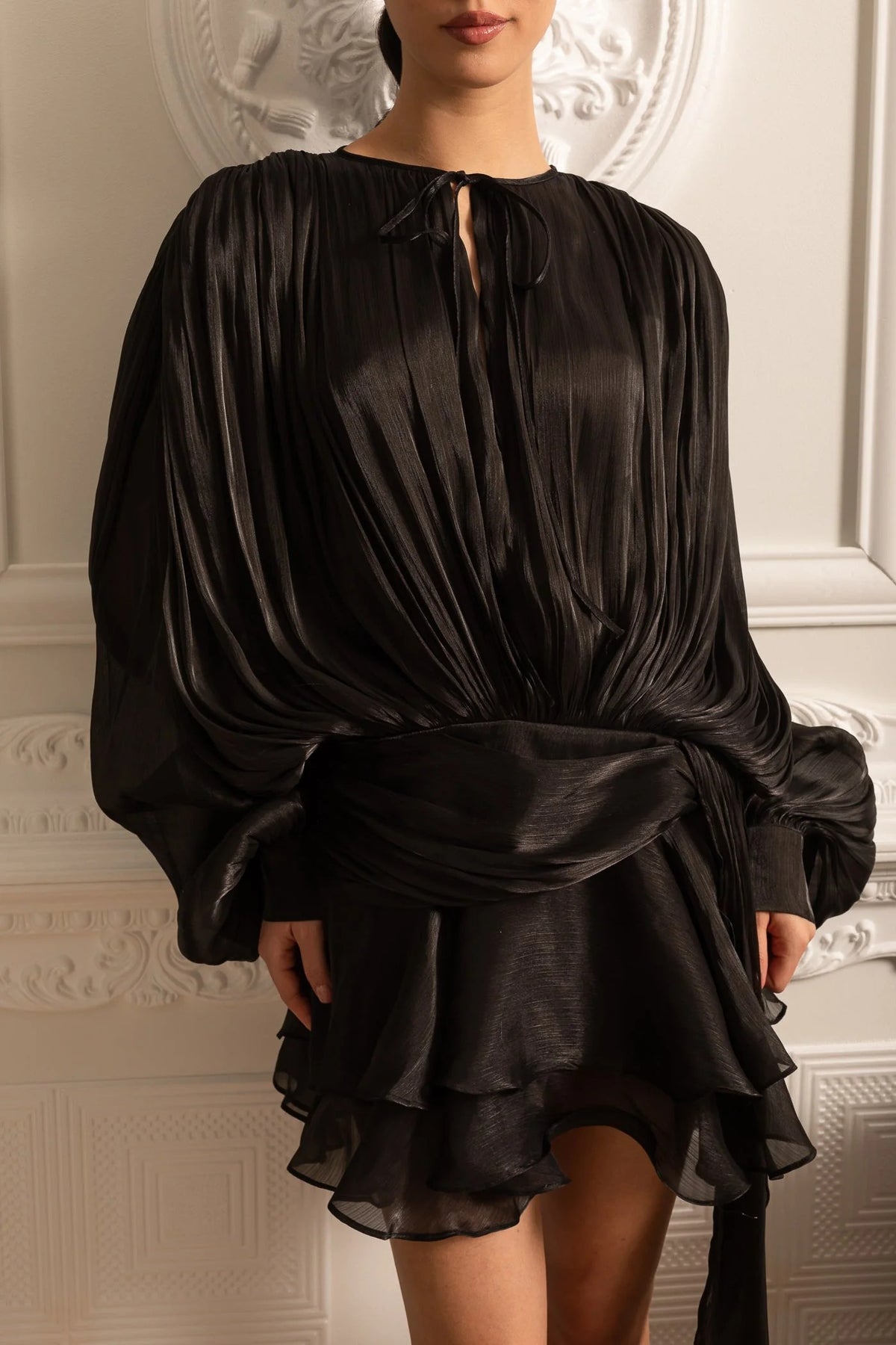 VESTIDO DRAPEADO CON MINIFALDA Y CINTURA FRUNCIDA - NEGRO