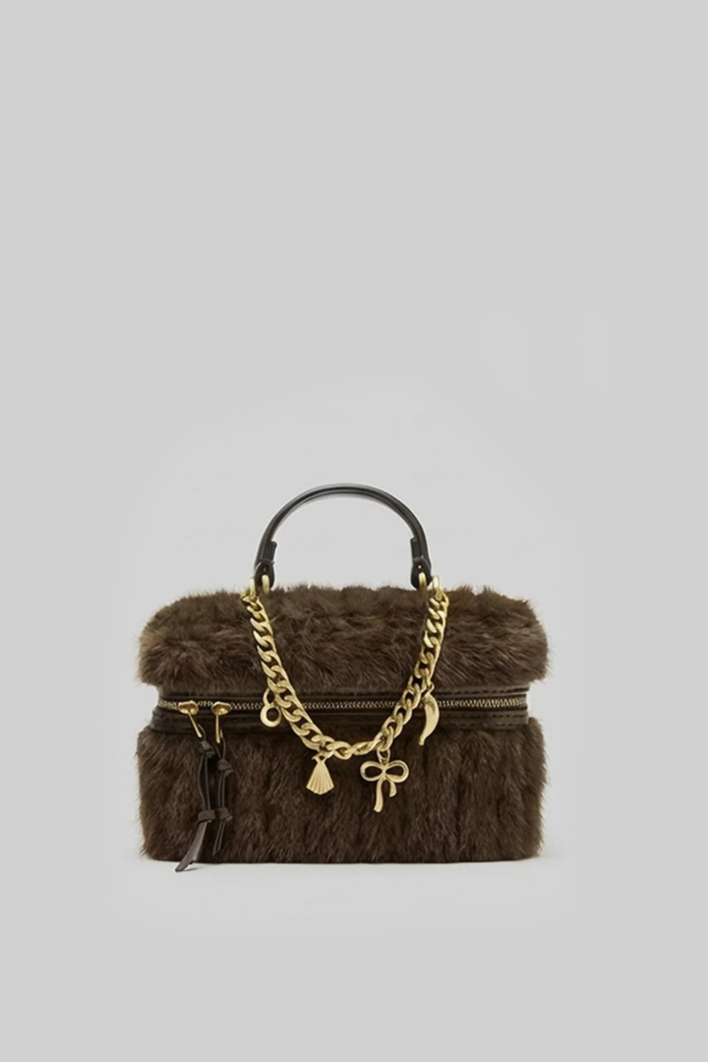 BOLSO DE MANO CON PELO SINTÉTICO Y CADENA DECORATIVA - MARRÓN