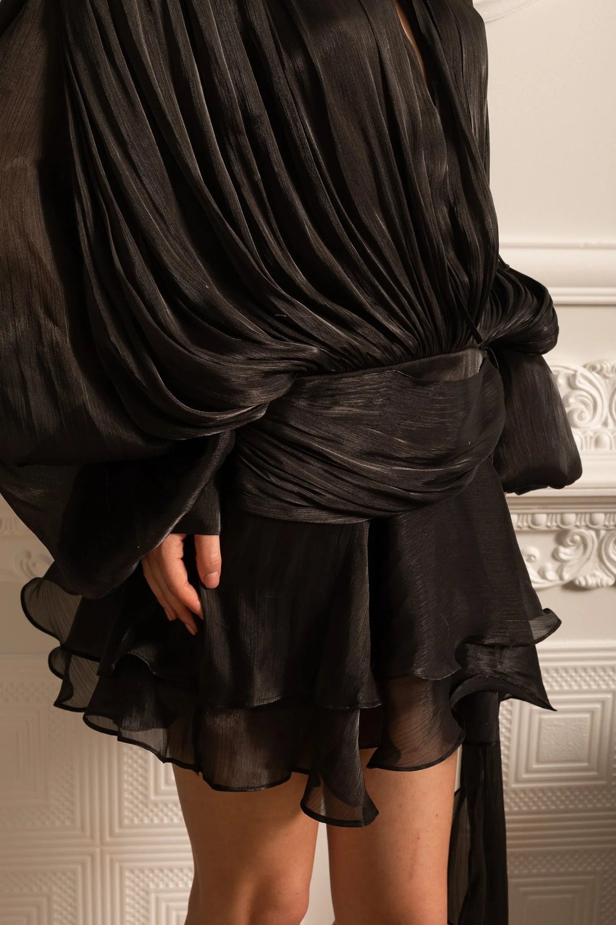 VESTIDO DRAPEADO CON MINIFALDA Y CINTURA FRUNCIDA - NEGRO