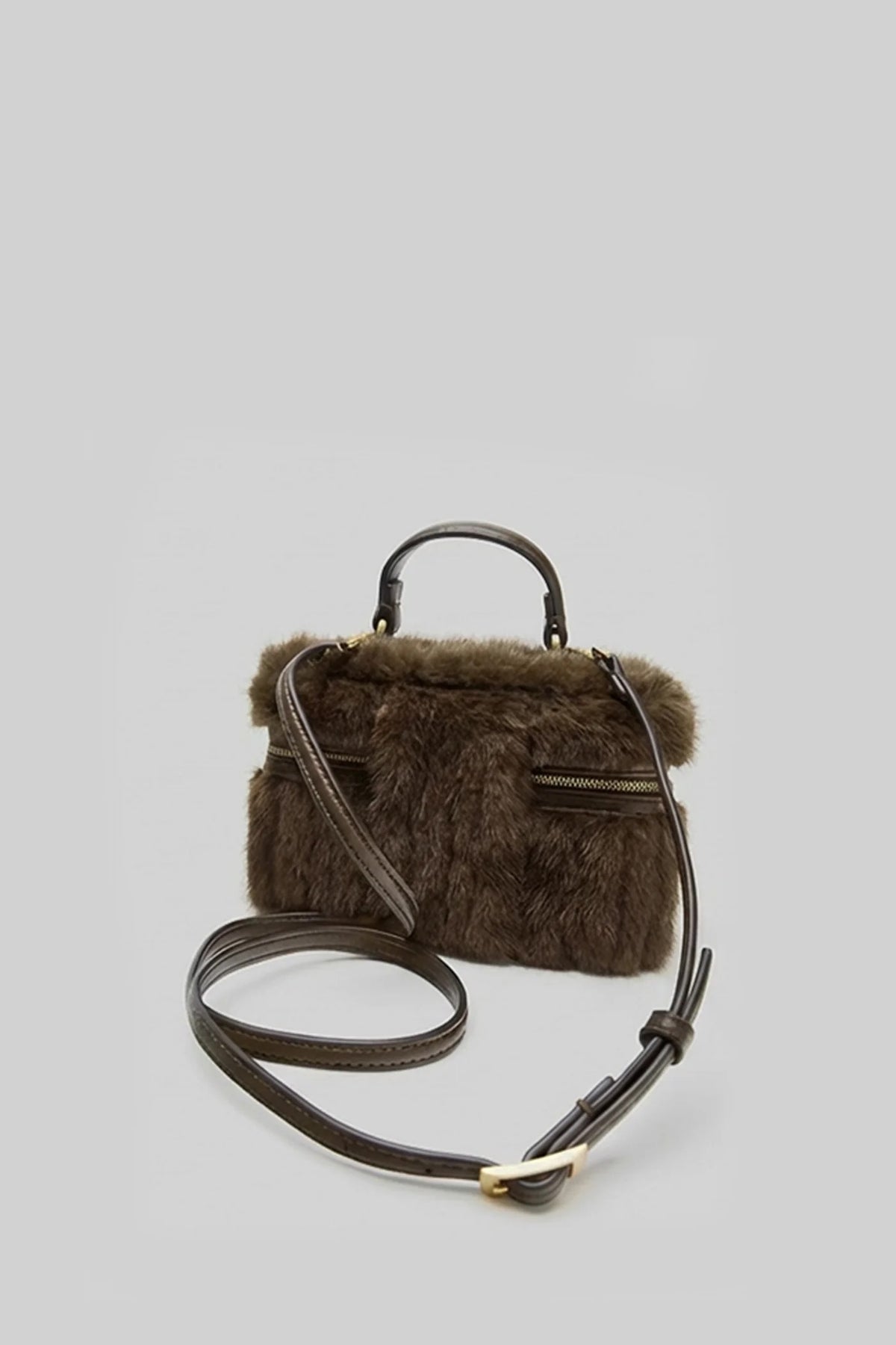 BOLSO DE MANO CON PELO SINTÉTICO Y CADENA DECORATIVA - MARRÓN