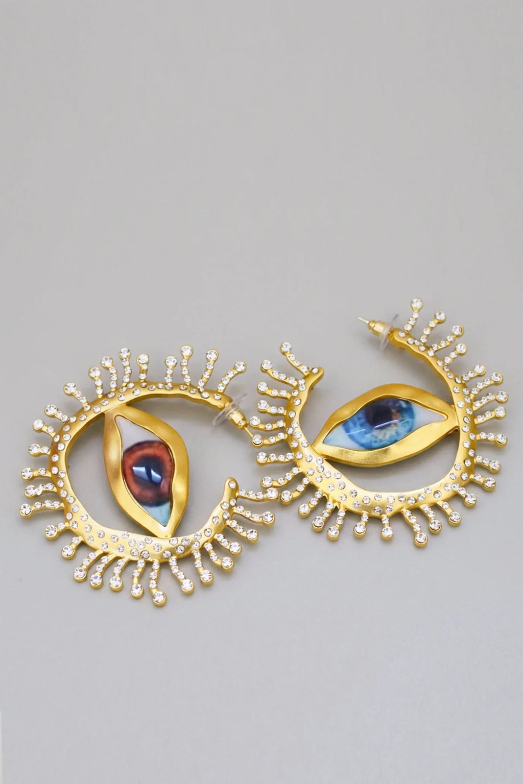 PENDIENTES DE BOTÓN CON OJO Y RAYOS DE CRISTAL - ORO
