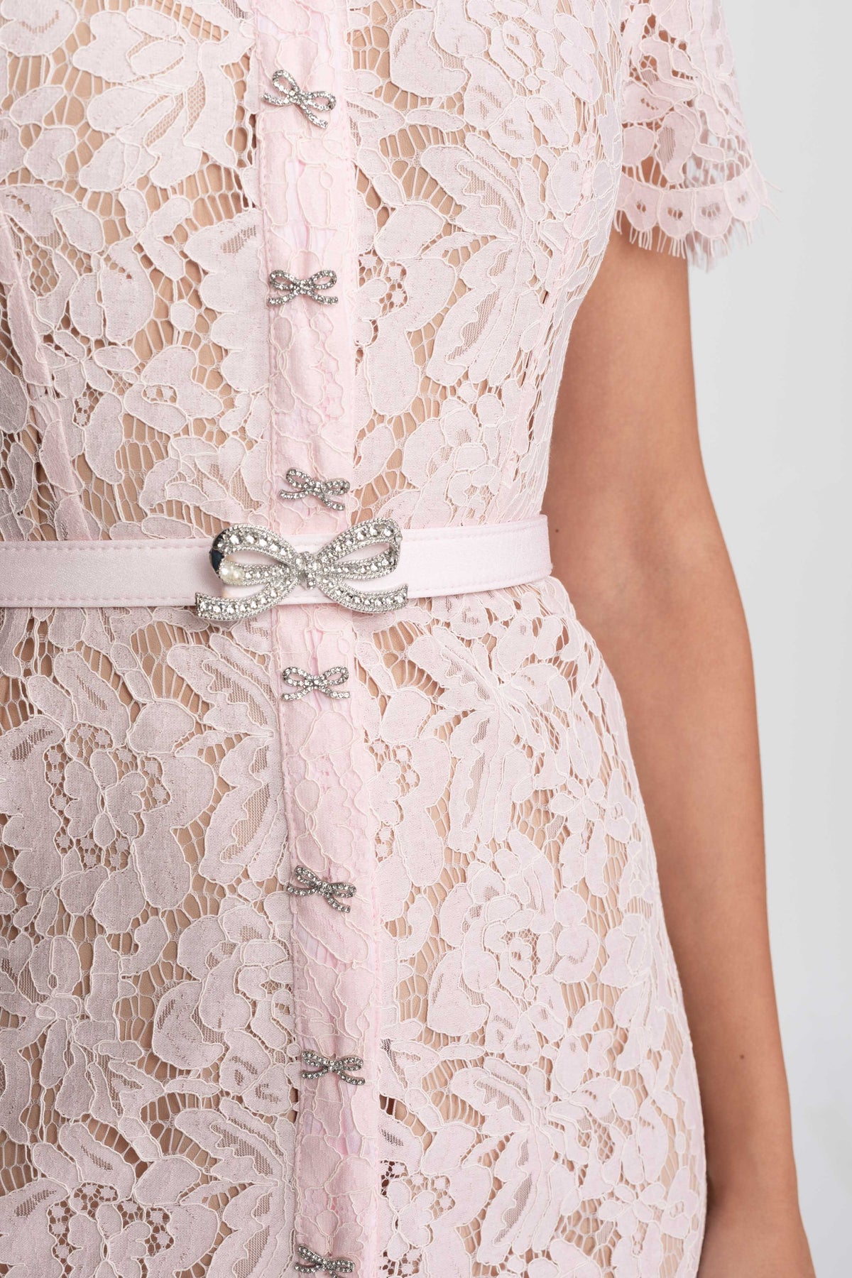 VESTIDO DE ENCAJE FLORAL AJUSTADO CON BAJO FESTONEADO - ROSA PALO