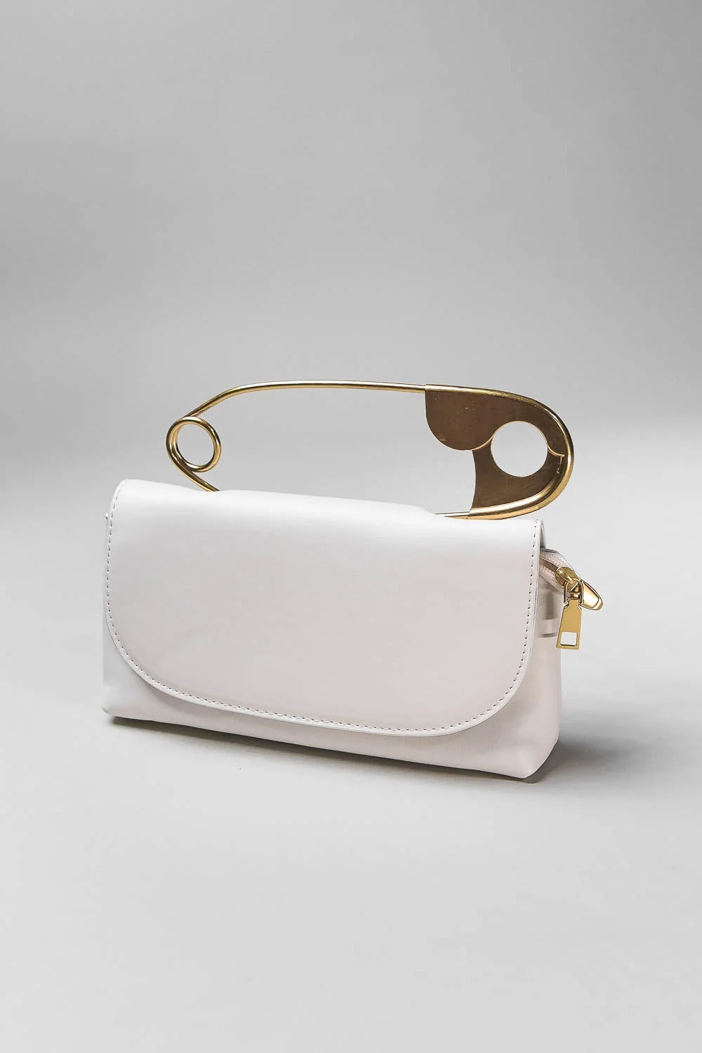 BOLSO CON CIERRE METÁLICO DECORATIVO Y CORREA DE HOMBRO - MARFIL