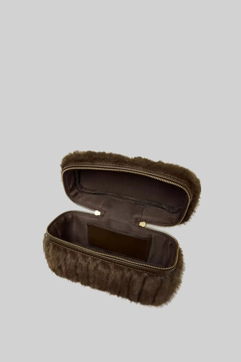 BOLSO DE MANO CON PELO SINTÉTICO Y CADENA DECORATIVA - MARRÓN