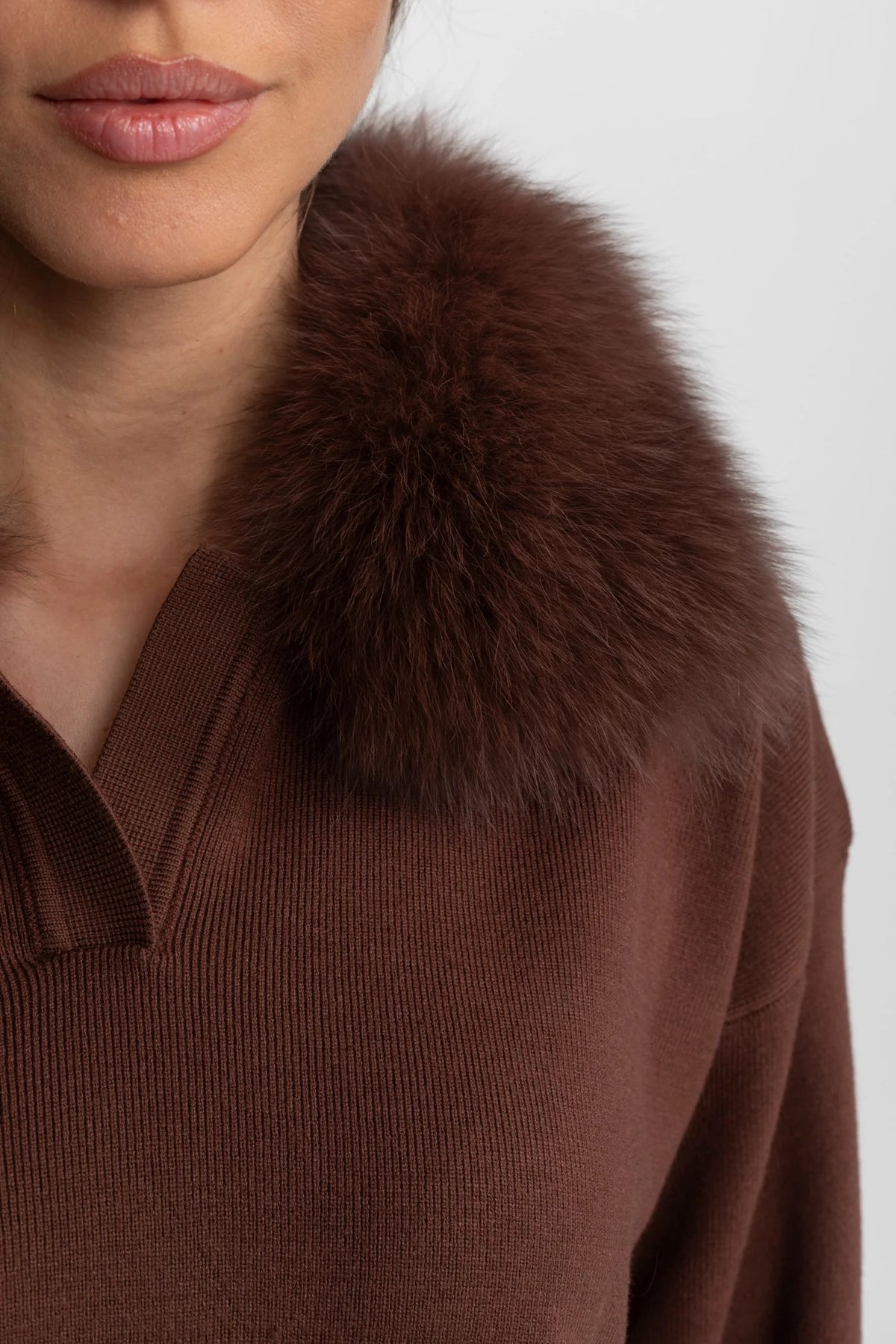 CONJUNTO DE PUNTO CON CUELLO DE PELO - MARRÓN