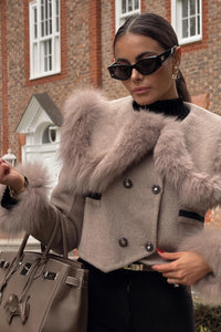 CHAQUETA CORTA CRUZADA CON CUELLO DE PELO SINTÉTICO - MARRÓN