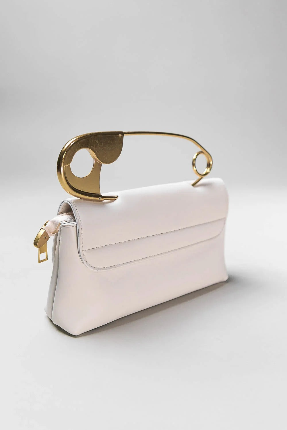 BOLSO CON CIERRE METÁLICO DECORATIVO Y CORREA DE HOMBRO - MARFIL