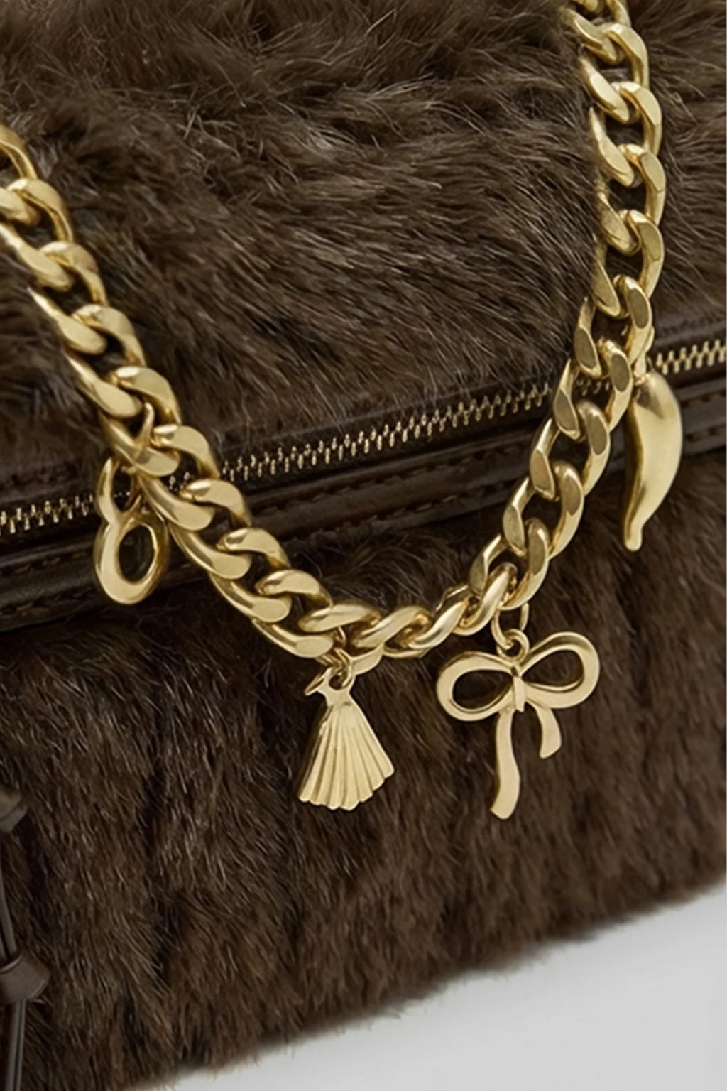 BOLSO DE MANO CON PELO SINTÉTICO Y CADENA DECORATIVA - MARRÓN