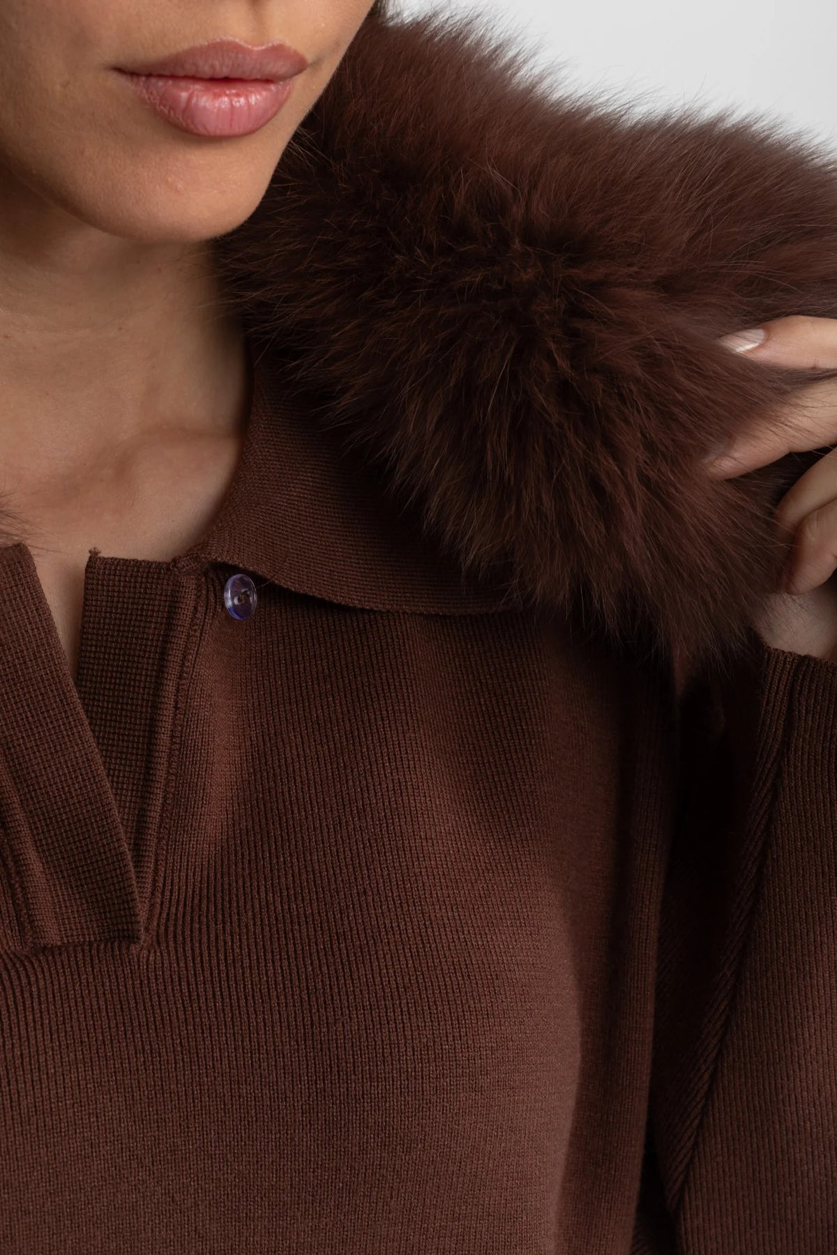 CONJUNTO DE PUNTO CON CUELLO DE PELO - MARRÓN