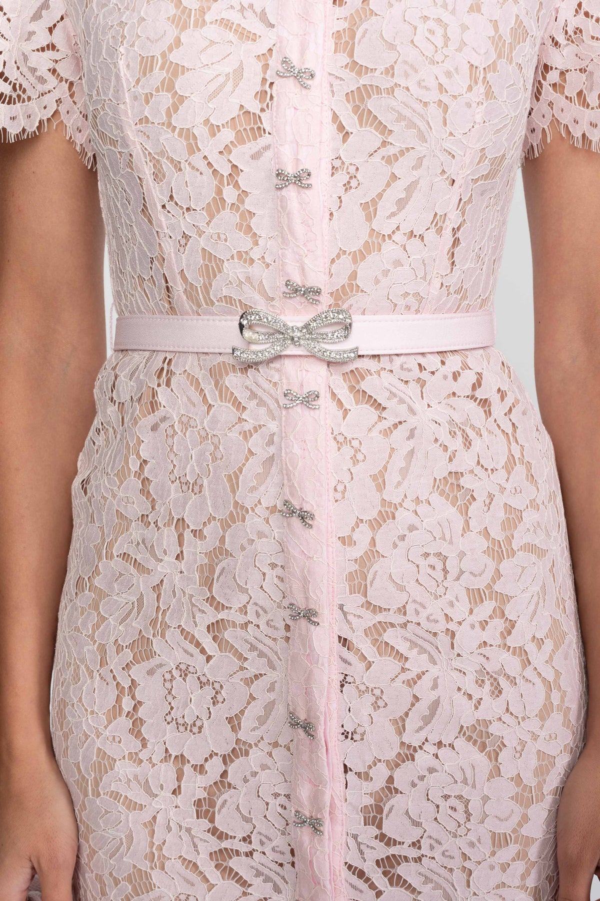 VESTIDO DE ENCAJE FLORAL AJUSTADO CON BAJO FESTONEADO - ROSA PALO