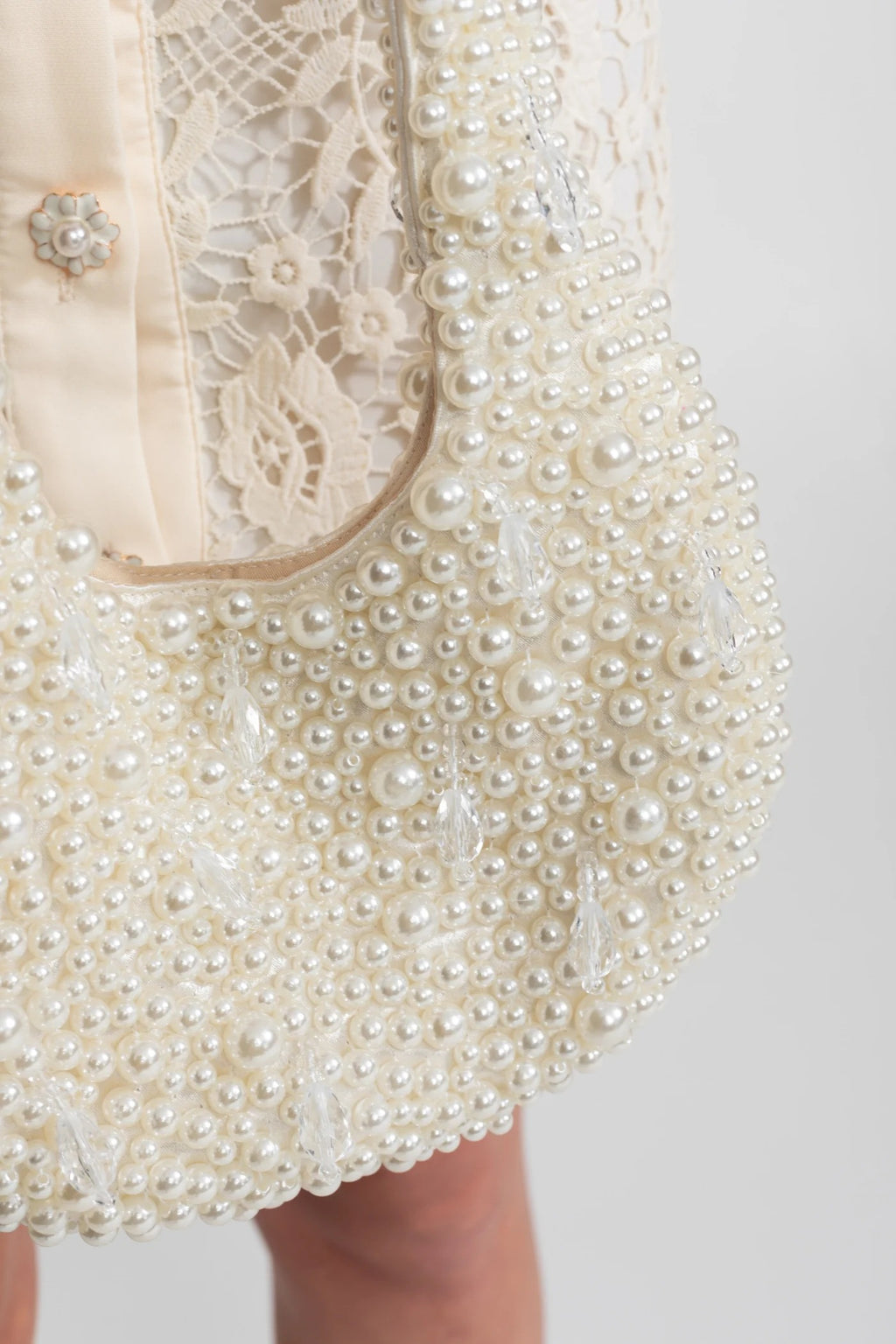BOLSO DE HOMBRO CON PERLAS DECORATIVAS - MARFIL