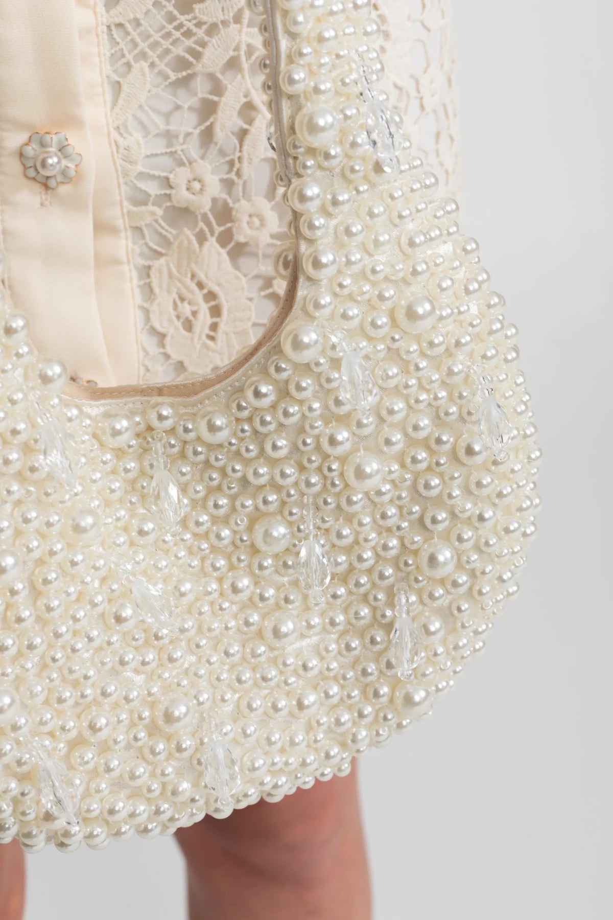 BOLSO DE HOMBRO CON PERLAS DECORATIVAS - MARFIL