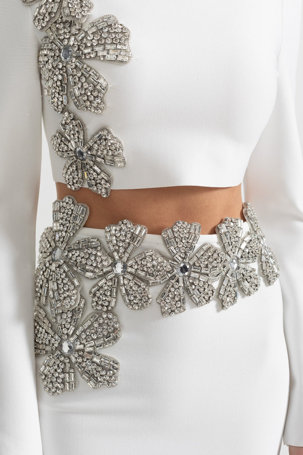 CONJUNTO DE TOP Y FALDA MAXI CON FLORES DE PEDRERÍA - BLANCO
