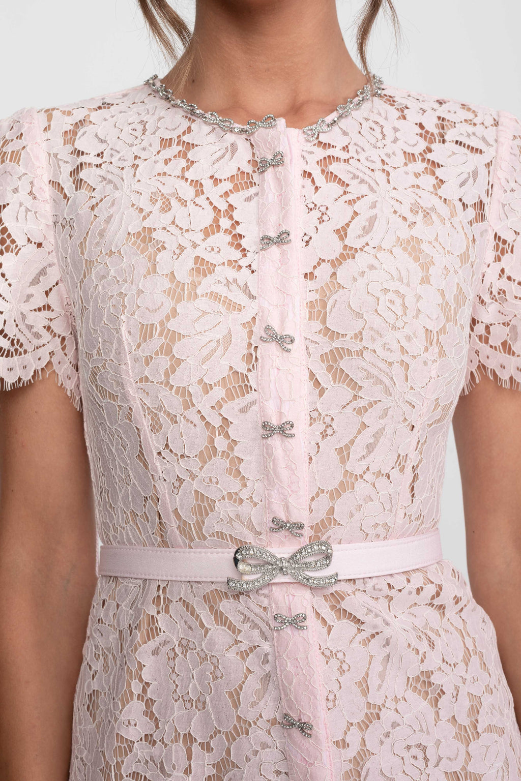 VESTIDO DE ENCAJE FLORAL AJUSTADO CON BAJO FESTONEADO - ROSA PALO