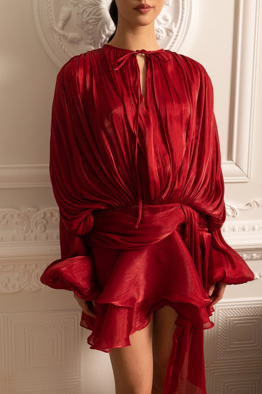 VESTIDO DRAPEADO CON MINIFALDA Y CINTURA FRUNCIDA - ROJO