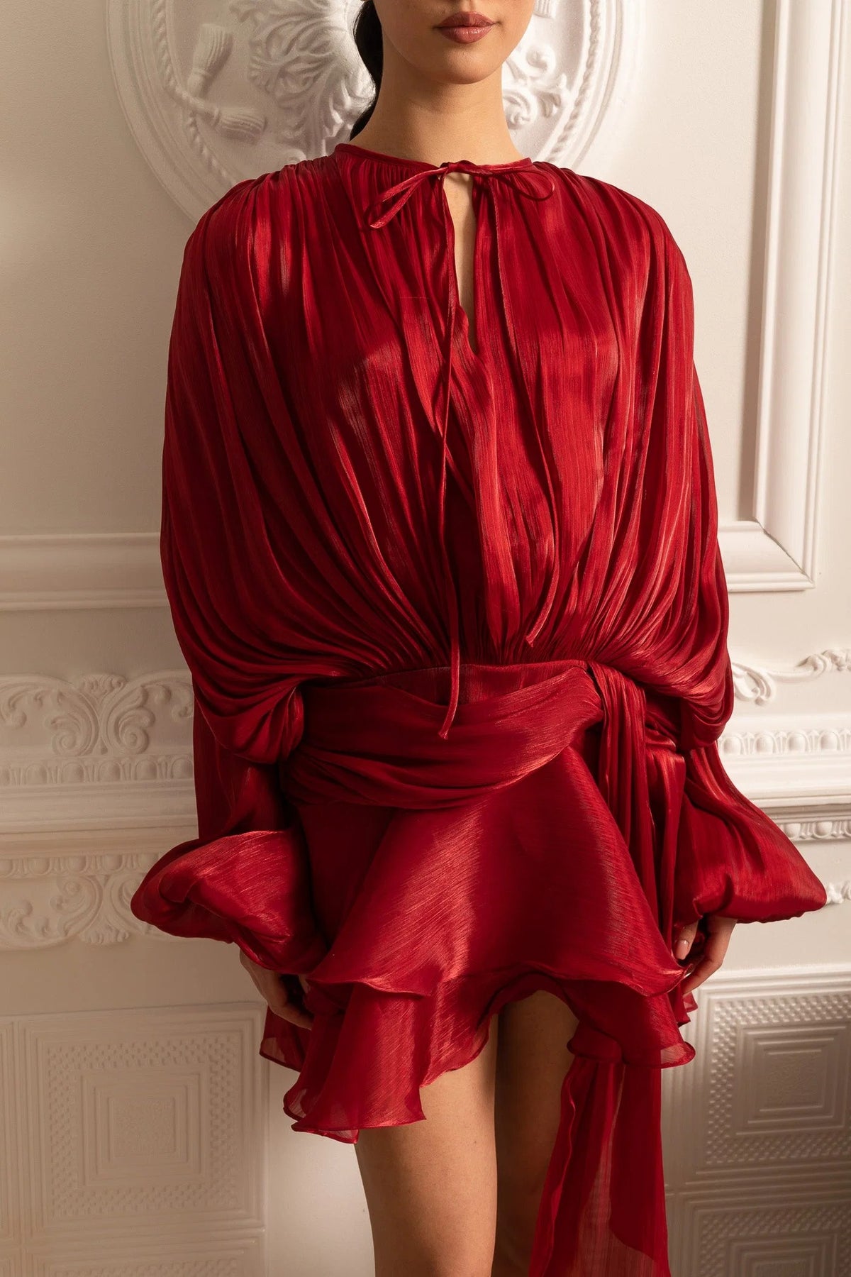 VESTIDO DRAPEADO CON MINIFALDA Y CINTURA FRUNCIDA - ROJO