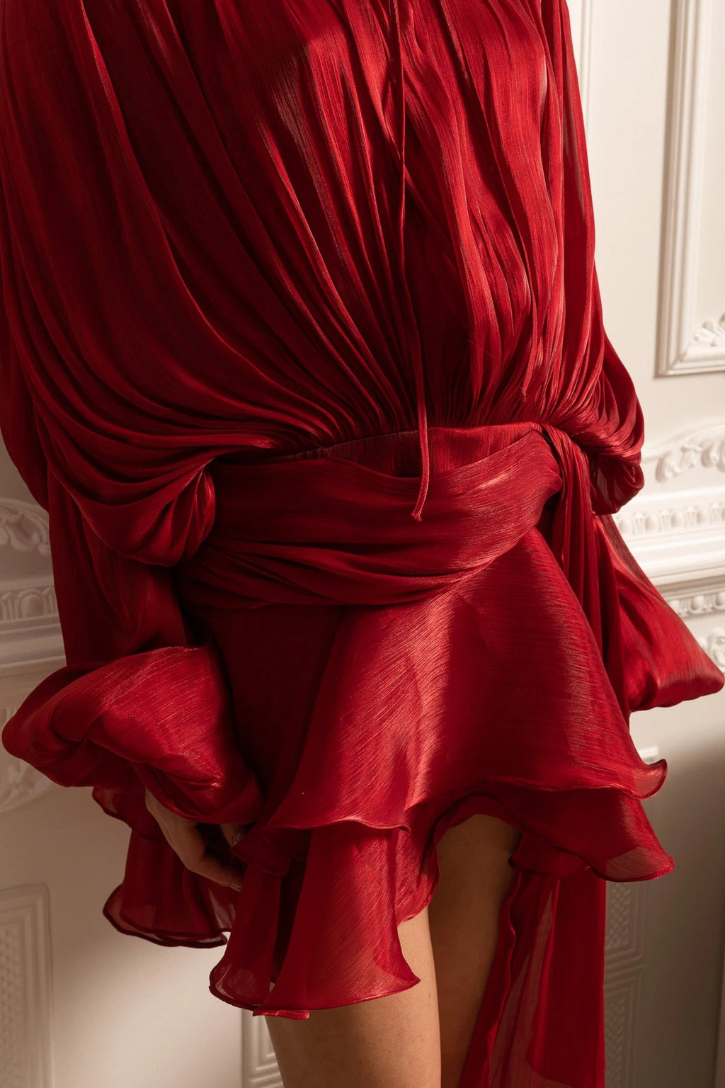 VESTIDO DRAPEADO CON MINIFALDA Y CINTURA FRUNCIDA - ROJO
