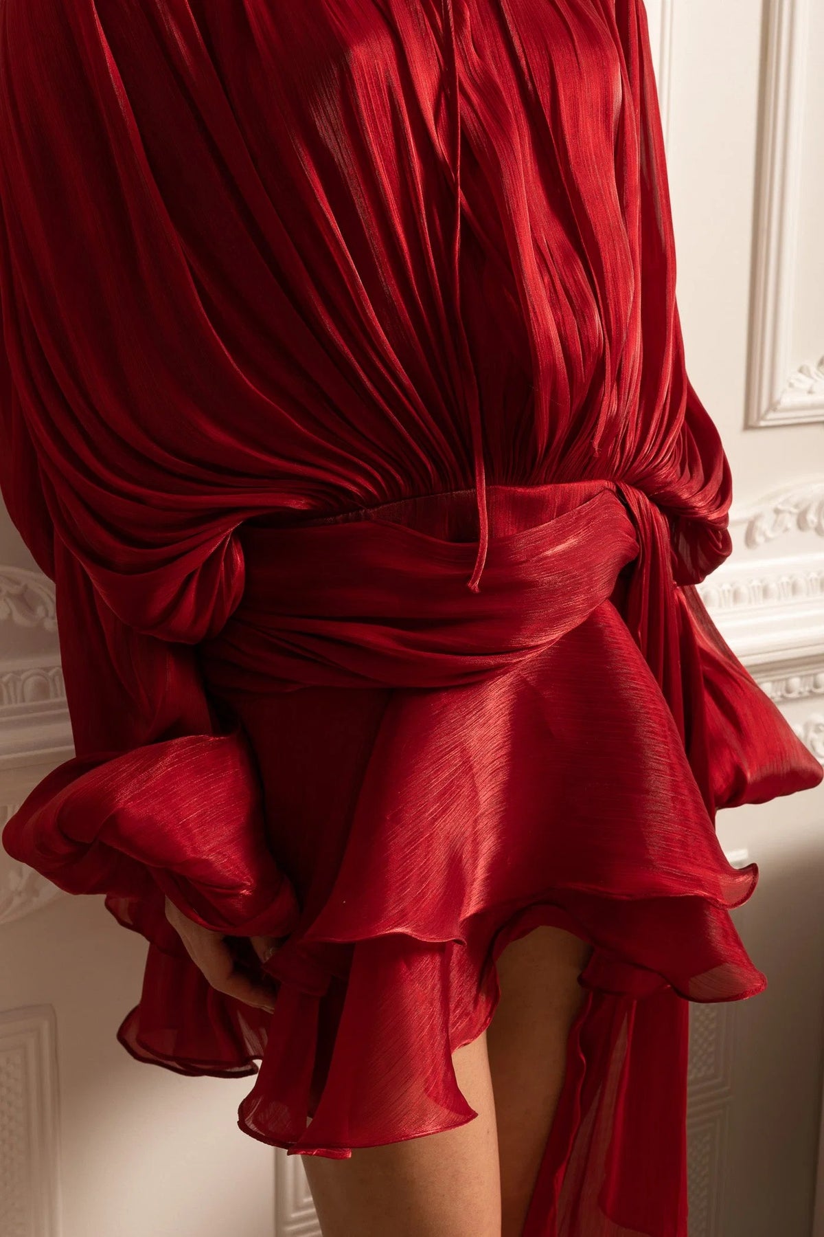 VESTIDO DRAPEADO CON MINIFALDA Y CINTURA FRUNCIDA - ROJO