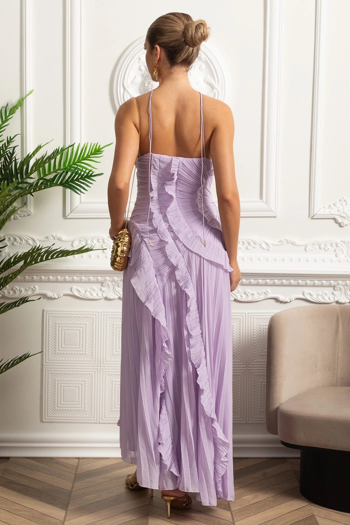 VESTIDO MAXI HALTER PLISADO CON VOLANTES - LAVANDA
