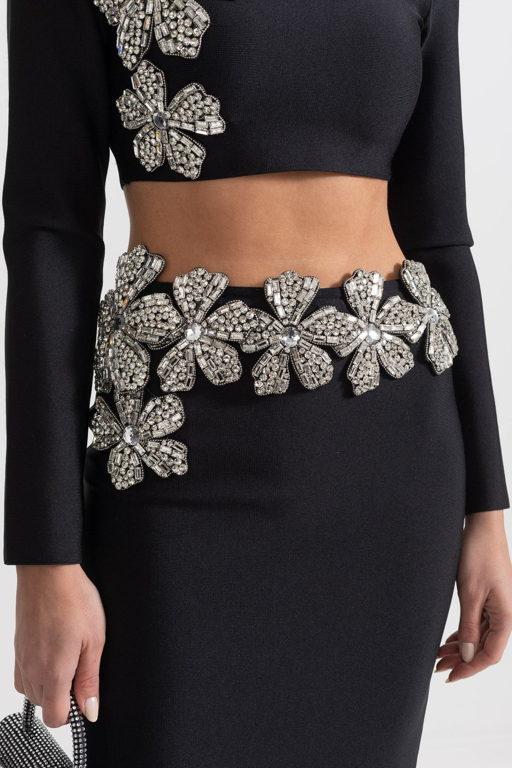 CONJUNTO DE TOP Y FALDA MAXI CON FLORES DE PEDRERÍA - NEGRO