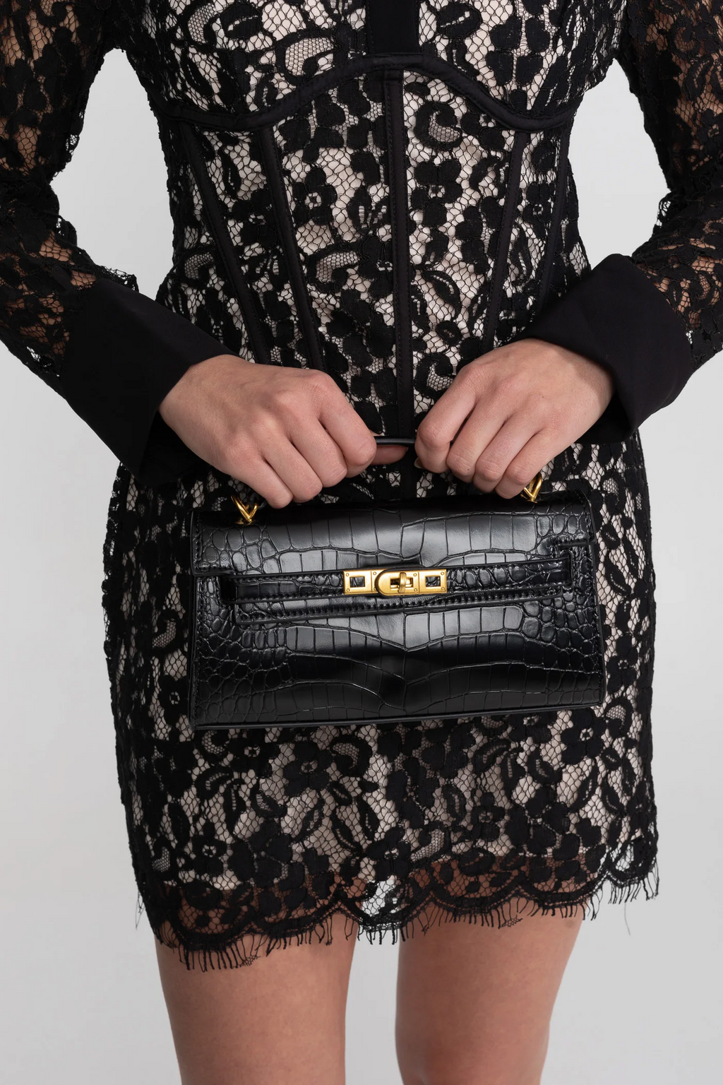 BOLSO MINI ESTRUCTURADO ESTILO KELLY CON HERRAJES DORADOS - NEGRO