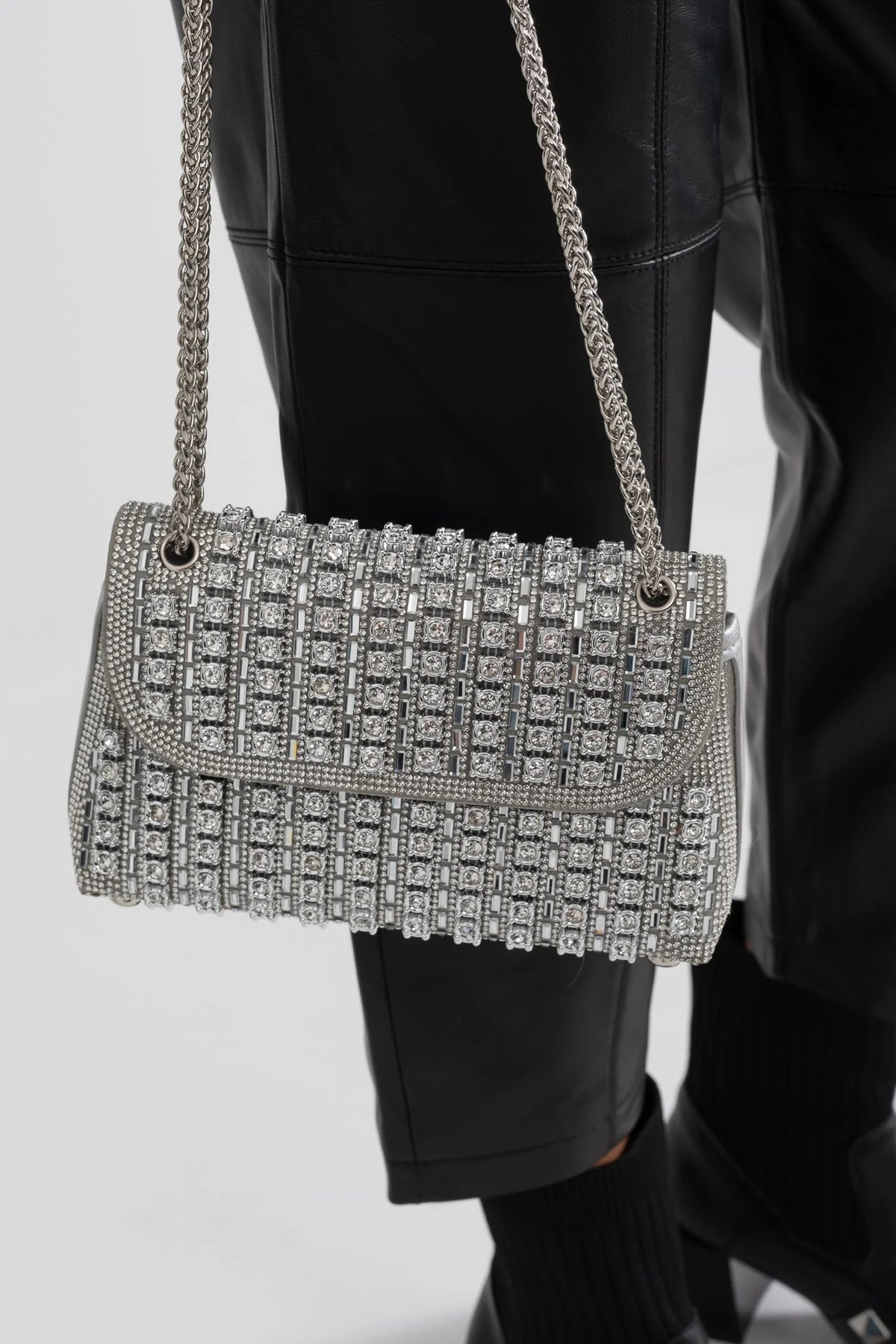 BOLSO DE MANO TRENZADO CON PEDRERÍA BRILLANTE - PLATA