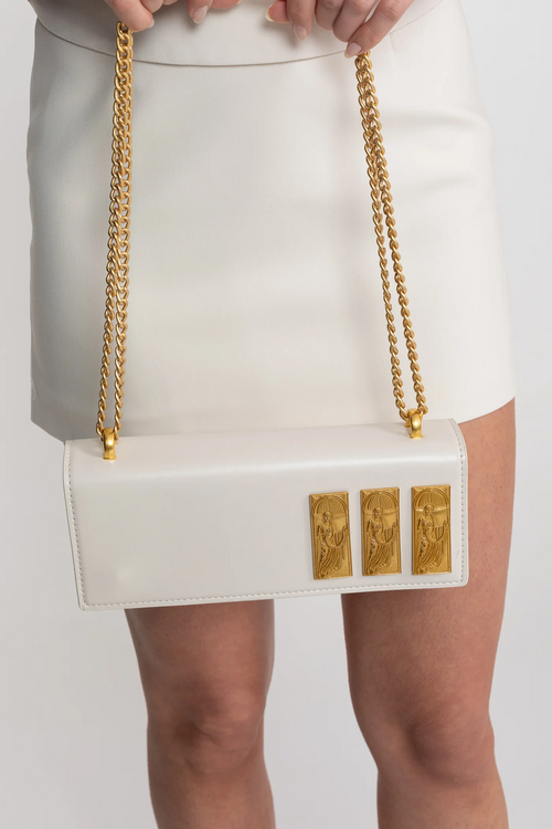 BOLSO DE HOMBRO ESTRUCTURADO CON CADENA Y PLACAS DORADAS EN RELIEVE - BLANCO