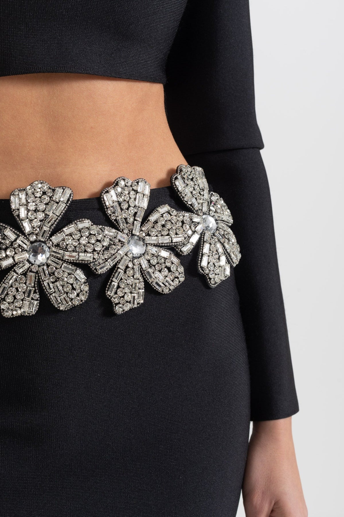 CONJUNTO DE TOP Y FALDA MAXI CON FLORES DE PEDRERÍA - NEGRO