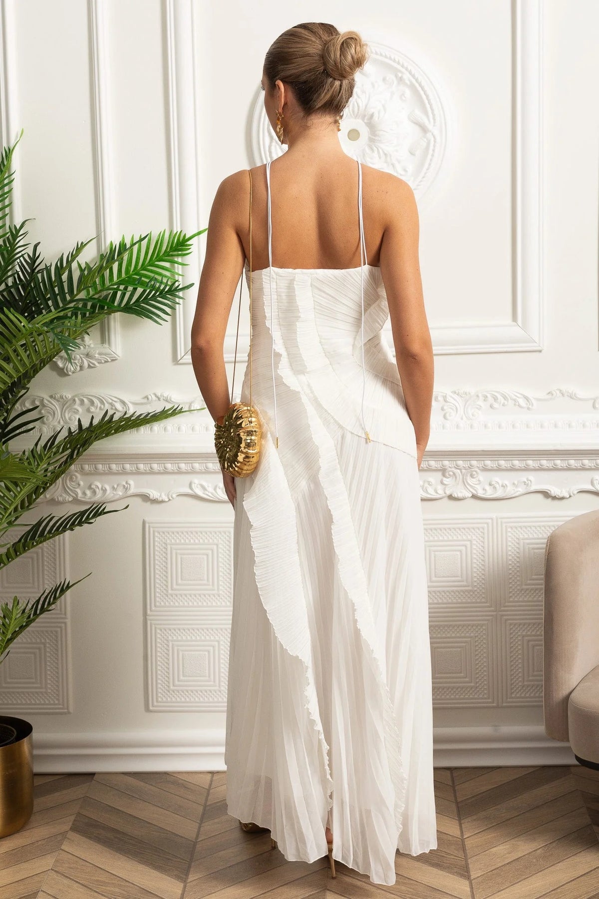 VESTIDO MAXI HALTER PLISADO CON VOLANTES - BLANCO
