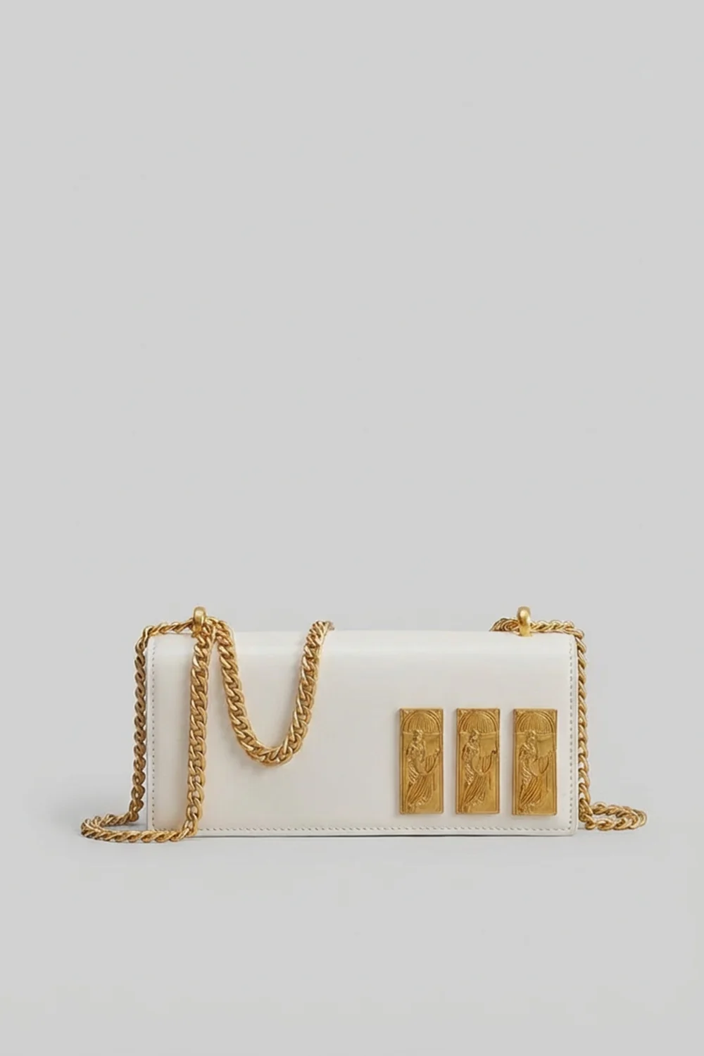 BOLSO DE HOMBRO ESTRUCTURADO CON CADENA Y PLACAS DORADAS EN RELIEVE - BLANCO