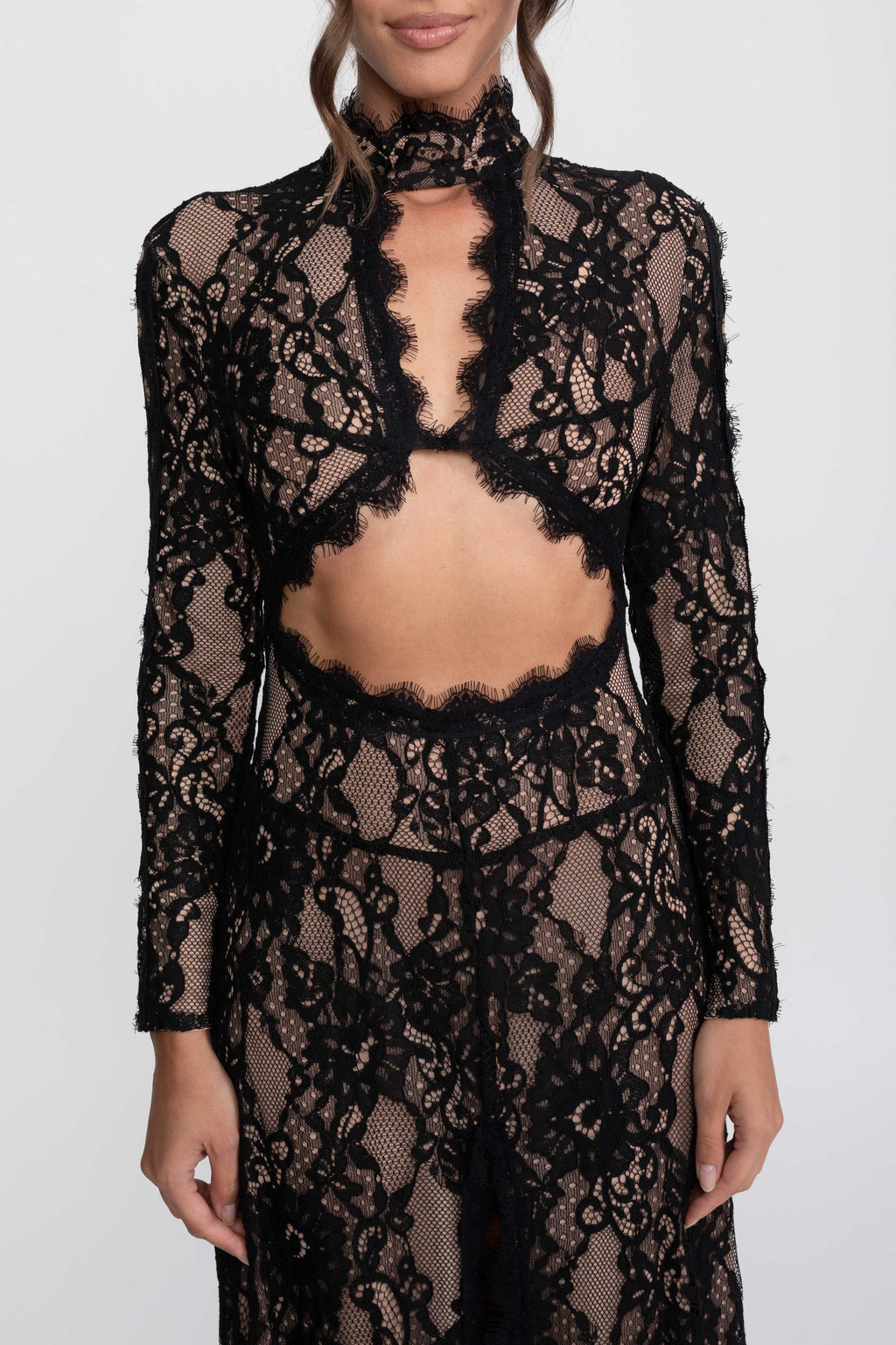 VESTIDO LARGO DE ENCAJE CON CUELLO ALTO Y ABERTURA FRONTAL - NEGRO