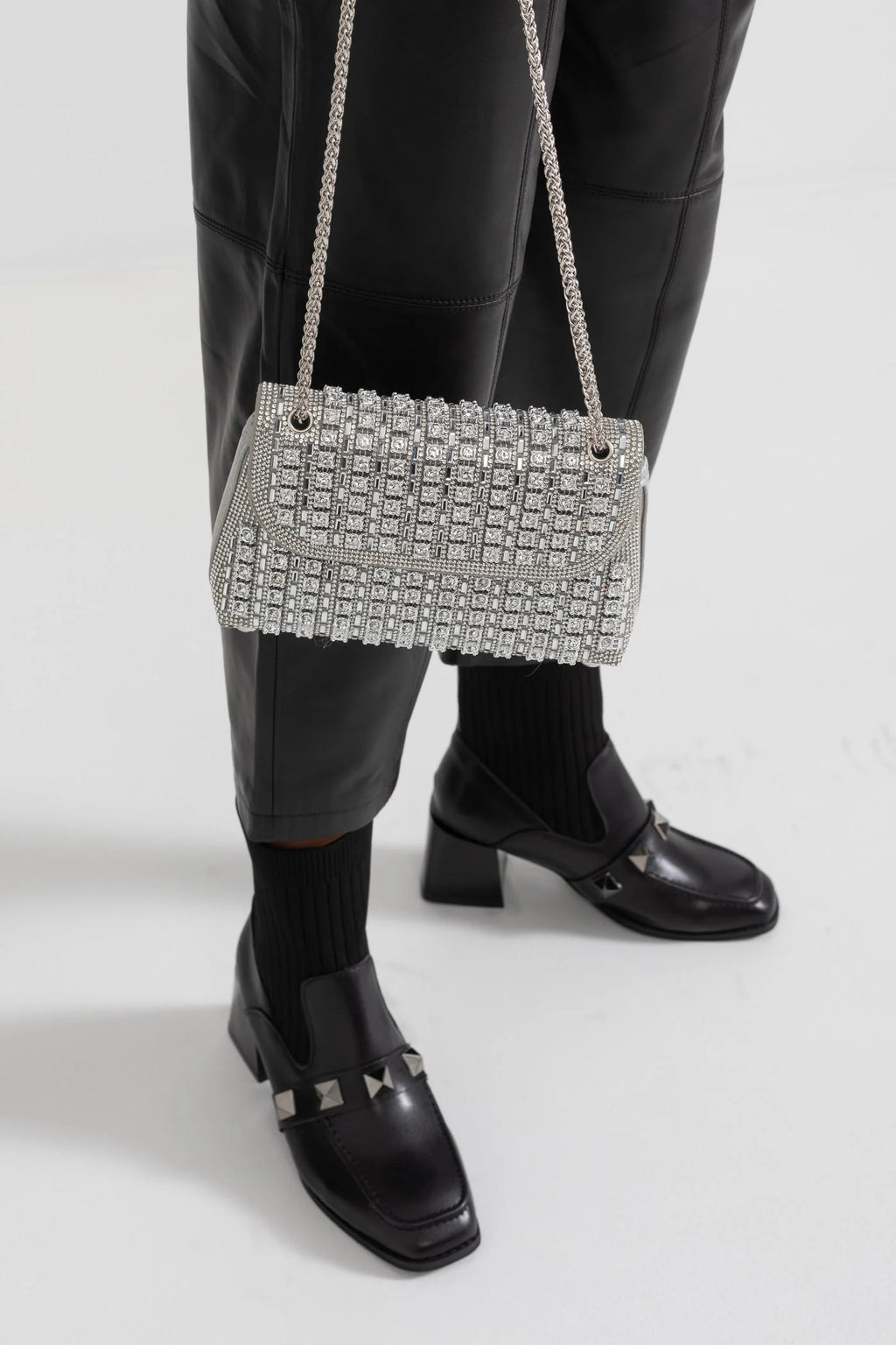 BOLSO DE MANO TRENZADO CON PEDRERÍA BRILLANTE - PLATA