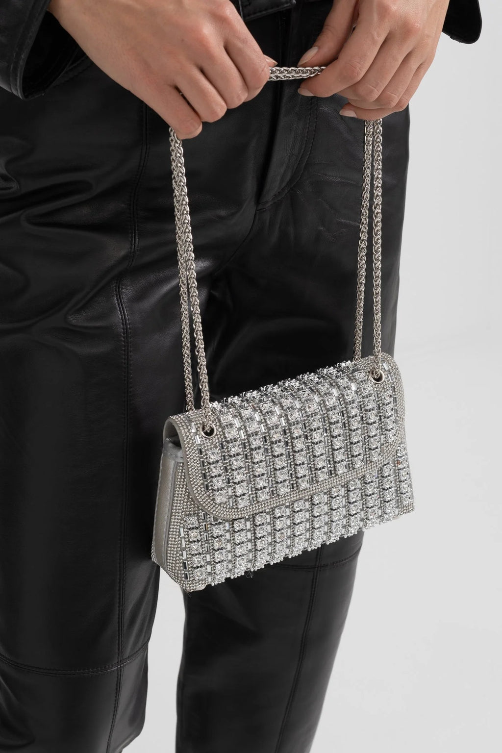 BOLSO DE MANO TRENZADO CON PEDRERÍA BRILLANTE - PLATA