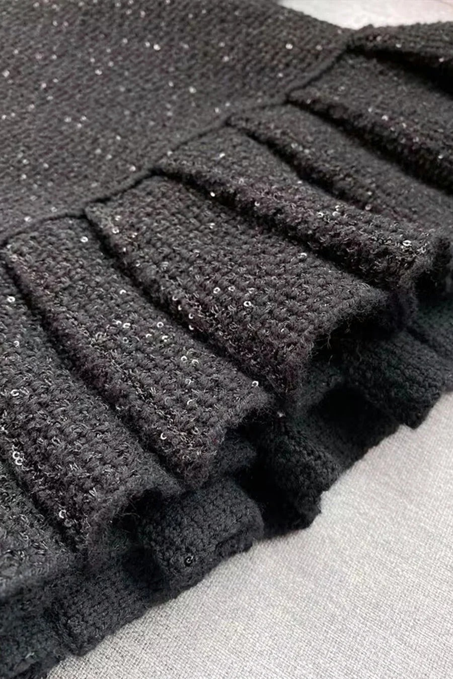 VESTIDO DE PUNTO TEXTURIZADO CON DETALLE FLORAL - NEGRO