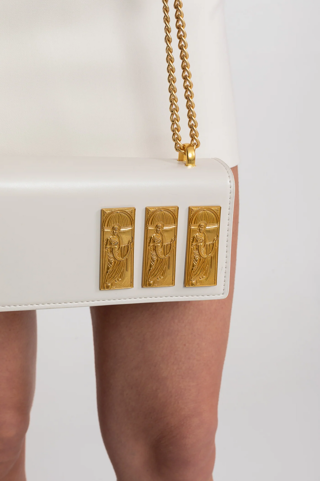 BOLSO DE HOMBRO ESTRUCTURADO CON CADENA Y PLACAS DORADAS EN RELIEVE - BLANCO